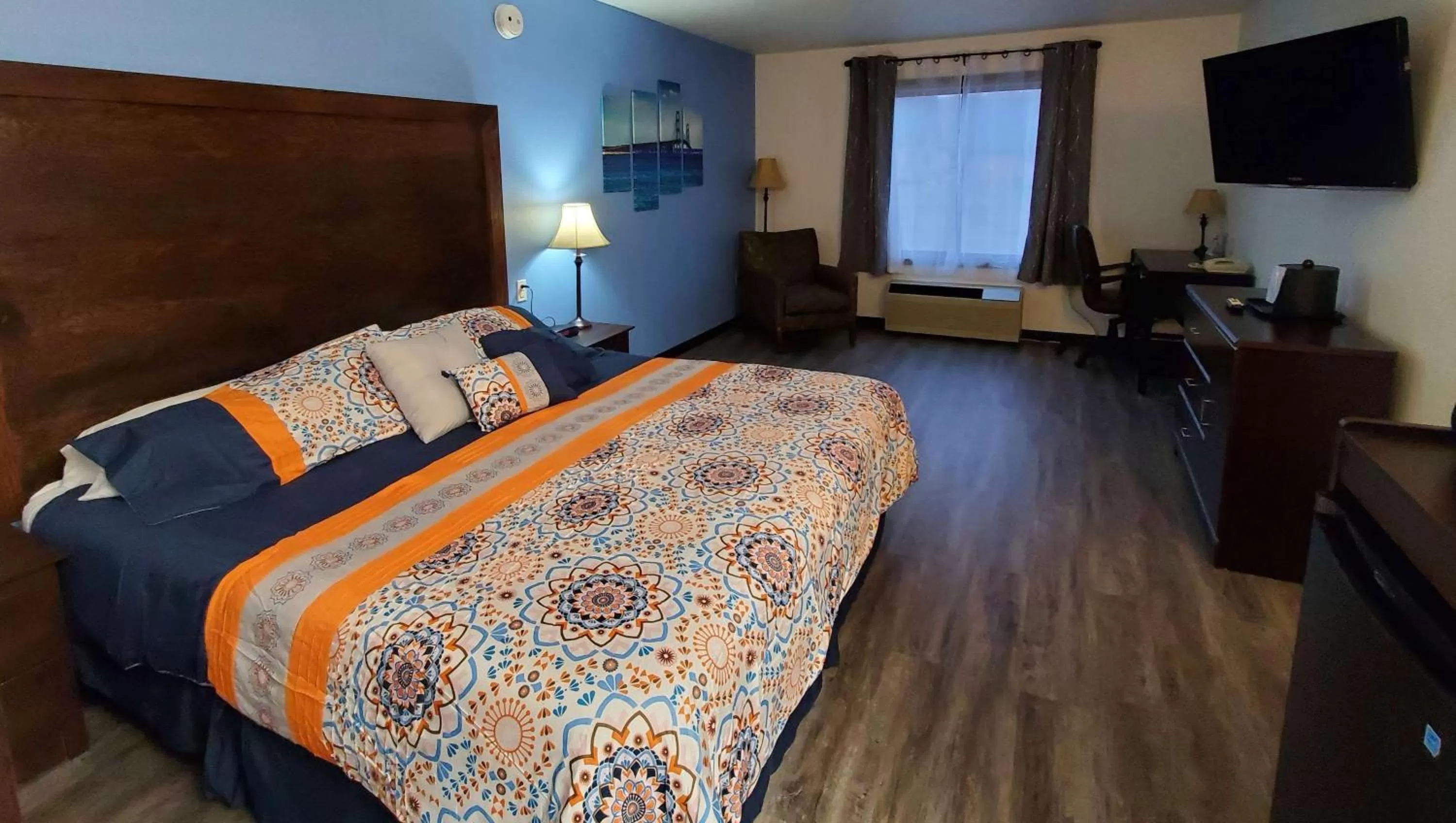 Photo of the whole room, Bed in Jasper Ridge Inn Ishpeming