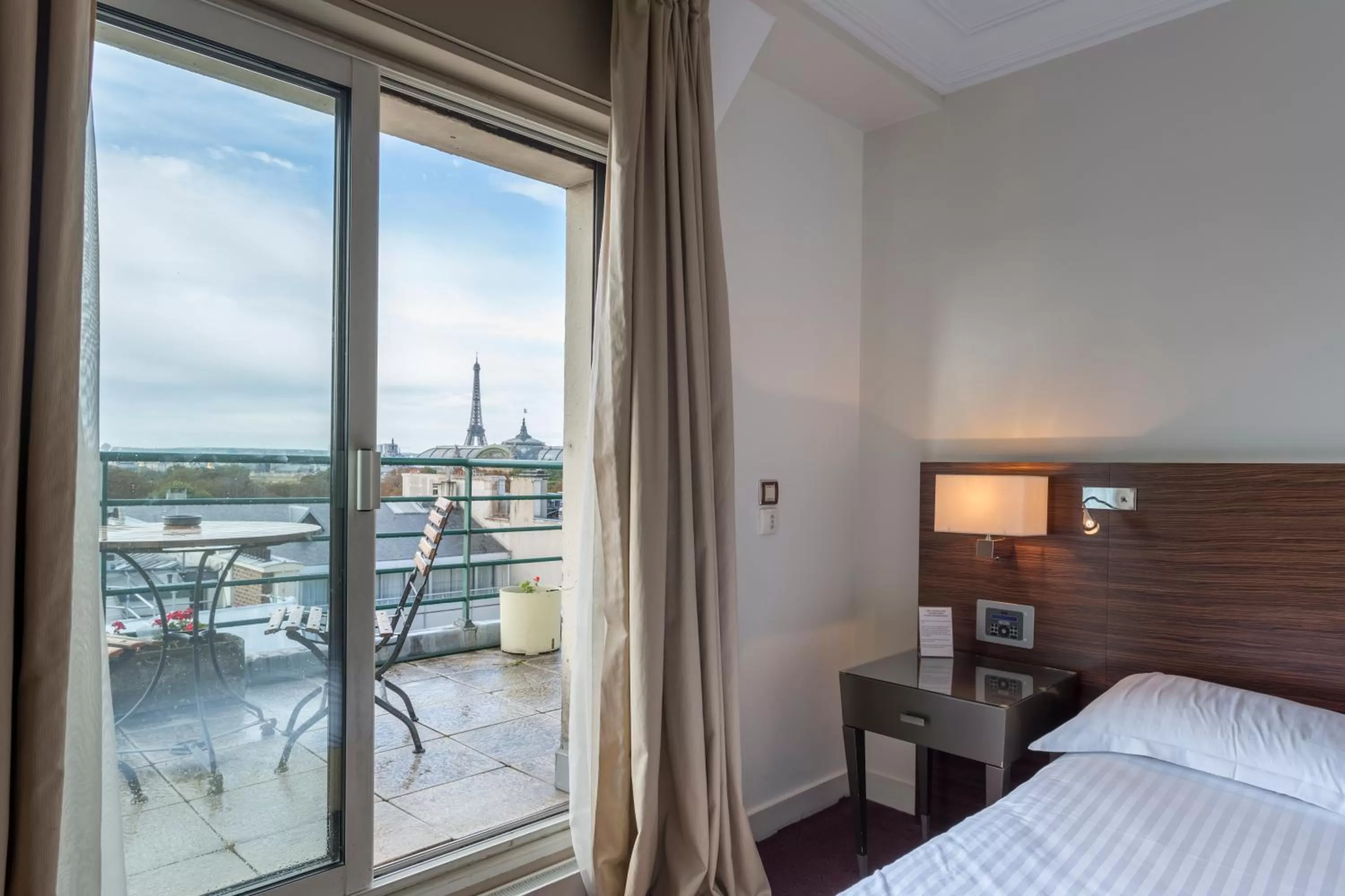 Deluxe Double Room with Terrace and Eiffel Tower View in Hôtel De Castiglione