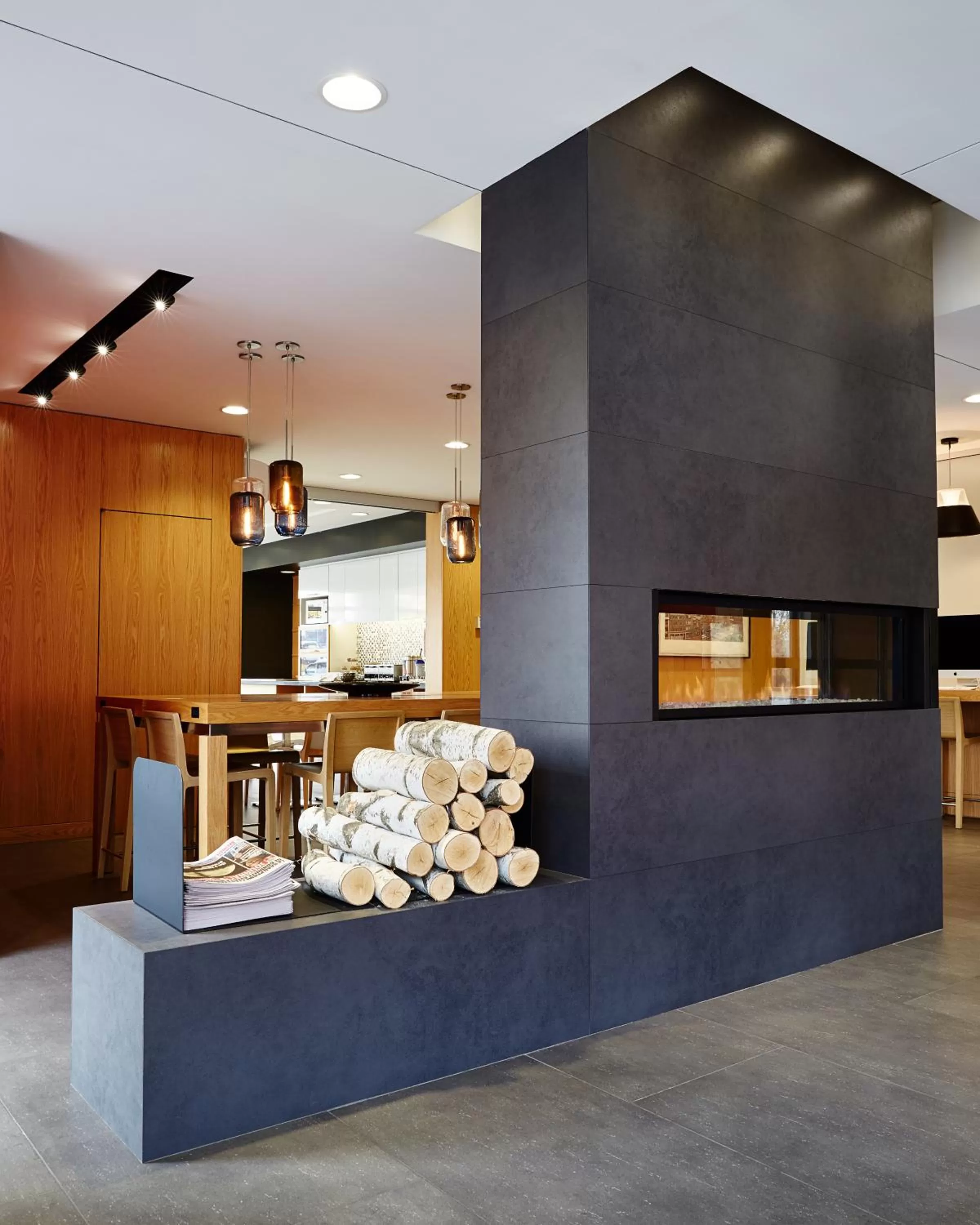 Lobby or reception in Le Dauphin Montréal-Longueuil