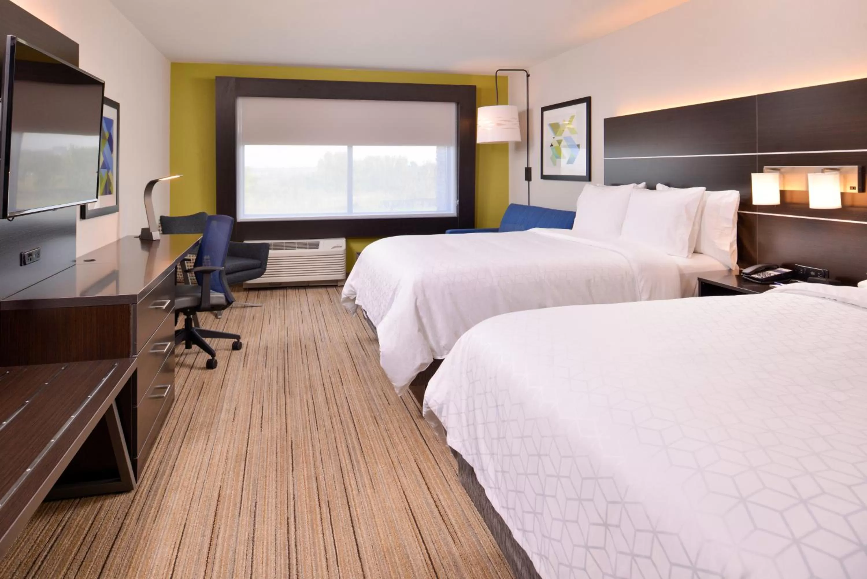 Photo of the whole room, Bed in Holiday Inn Express & Suites - Olathe West by IHG