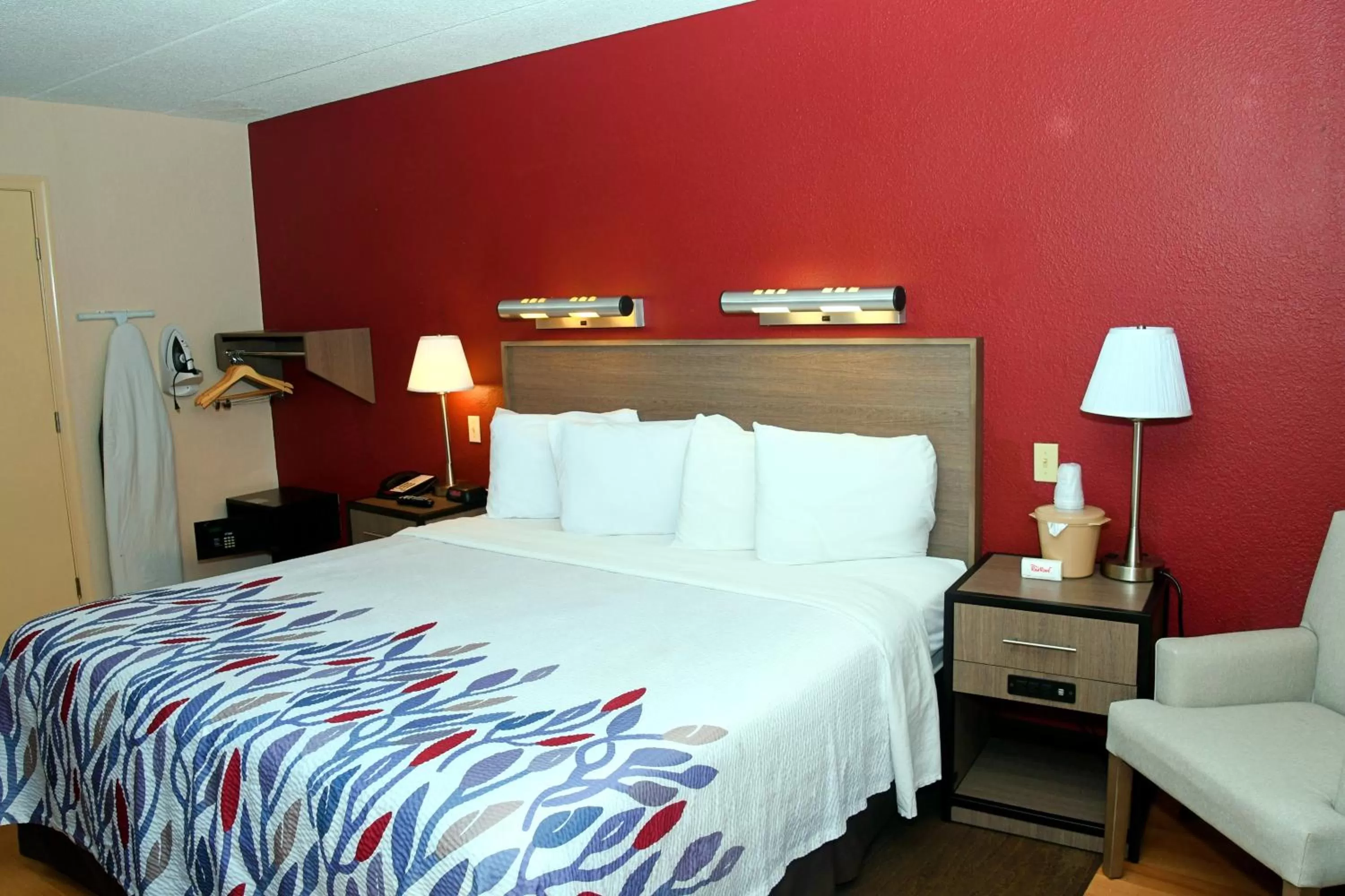 Photo of the whole room, Bed in Red Roof Inn Richmond South
