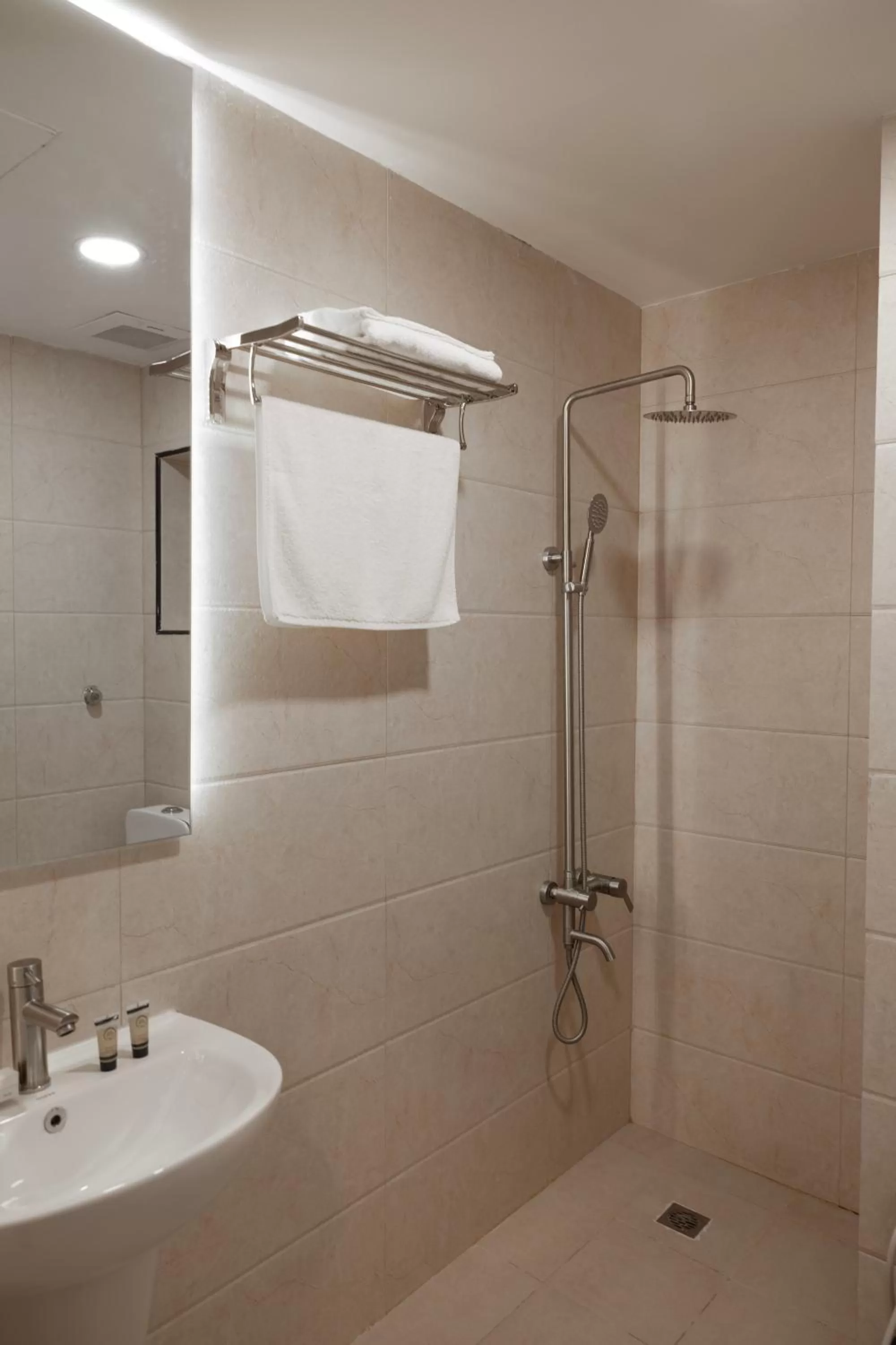 Shower in Sweet Home For Serviced Accommodation