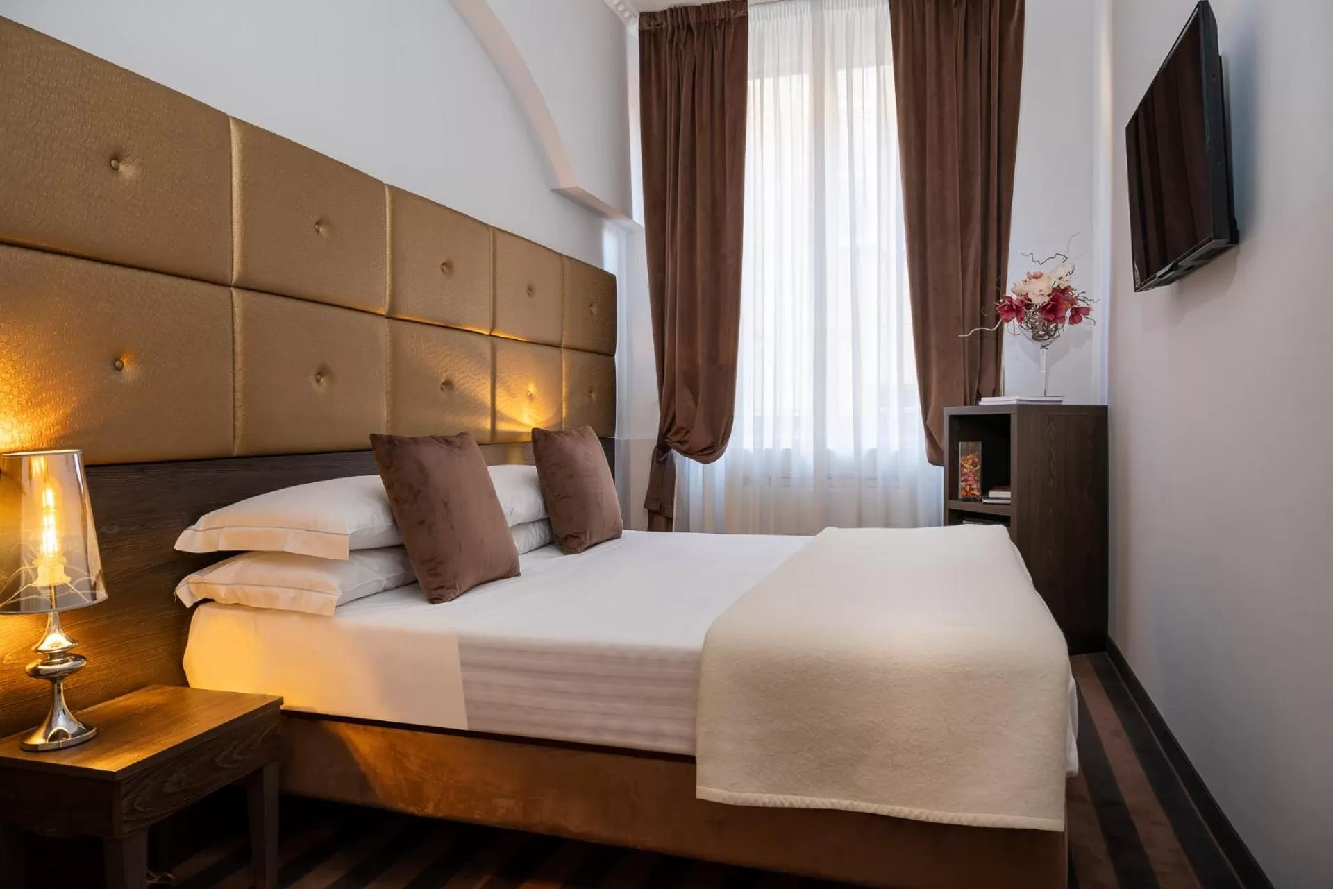 Photo of the whole room, Bed in Albergo Rossini 1936