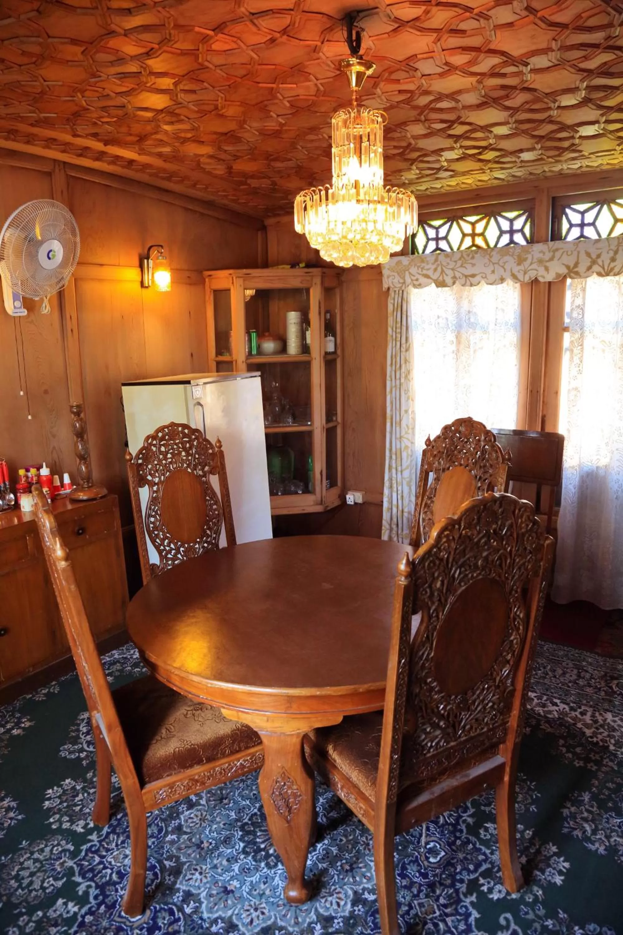 Restaurant/places to eat in Houseboat Zaindari Palace