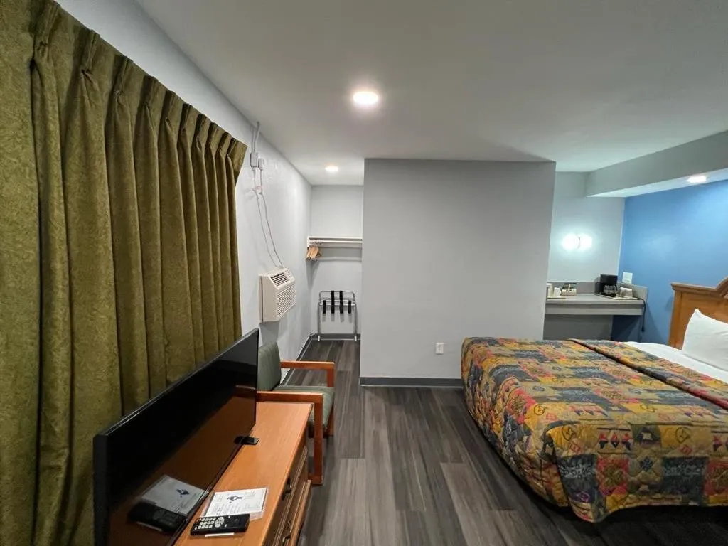 Bed in Bishop Elms Motel