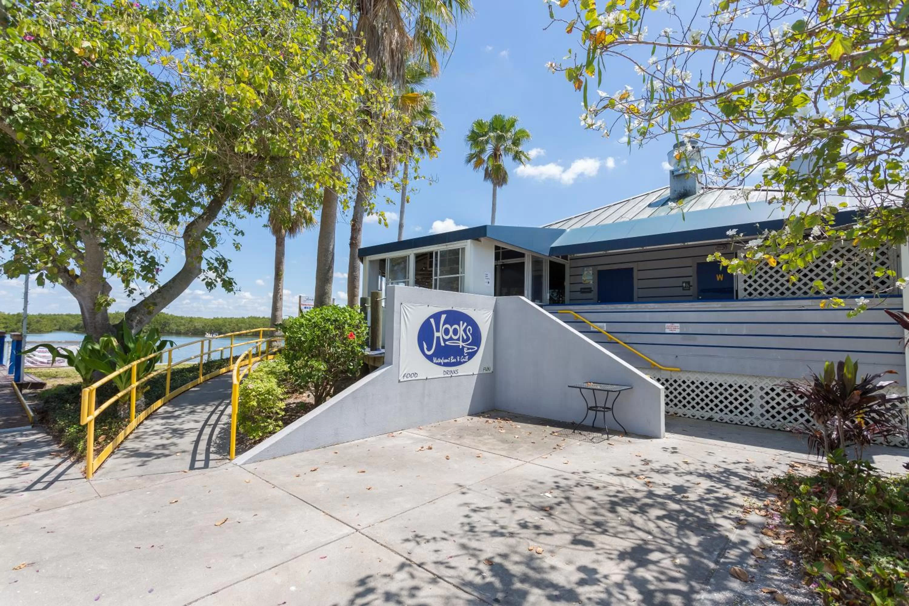 Property building in TAMPA BAY, BEACH step away, WIFI, FREE PARKING,POOLS, JACUZZI