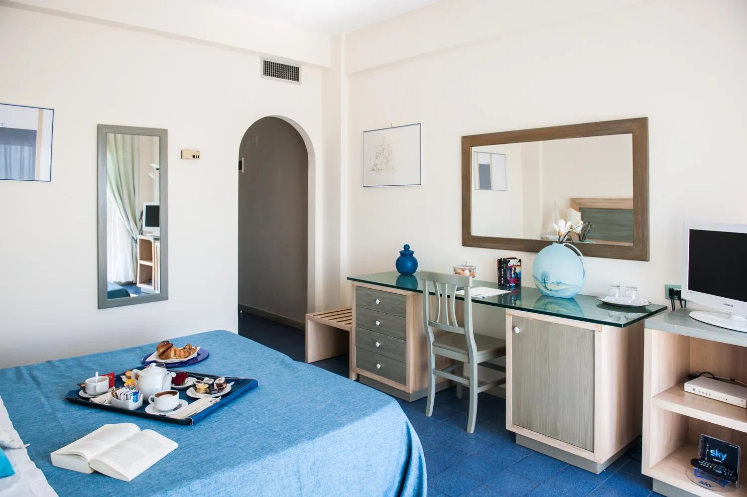 Photo of the whole room, Bed in Summit Hotel