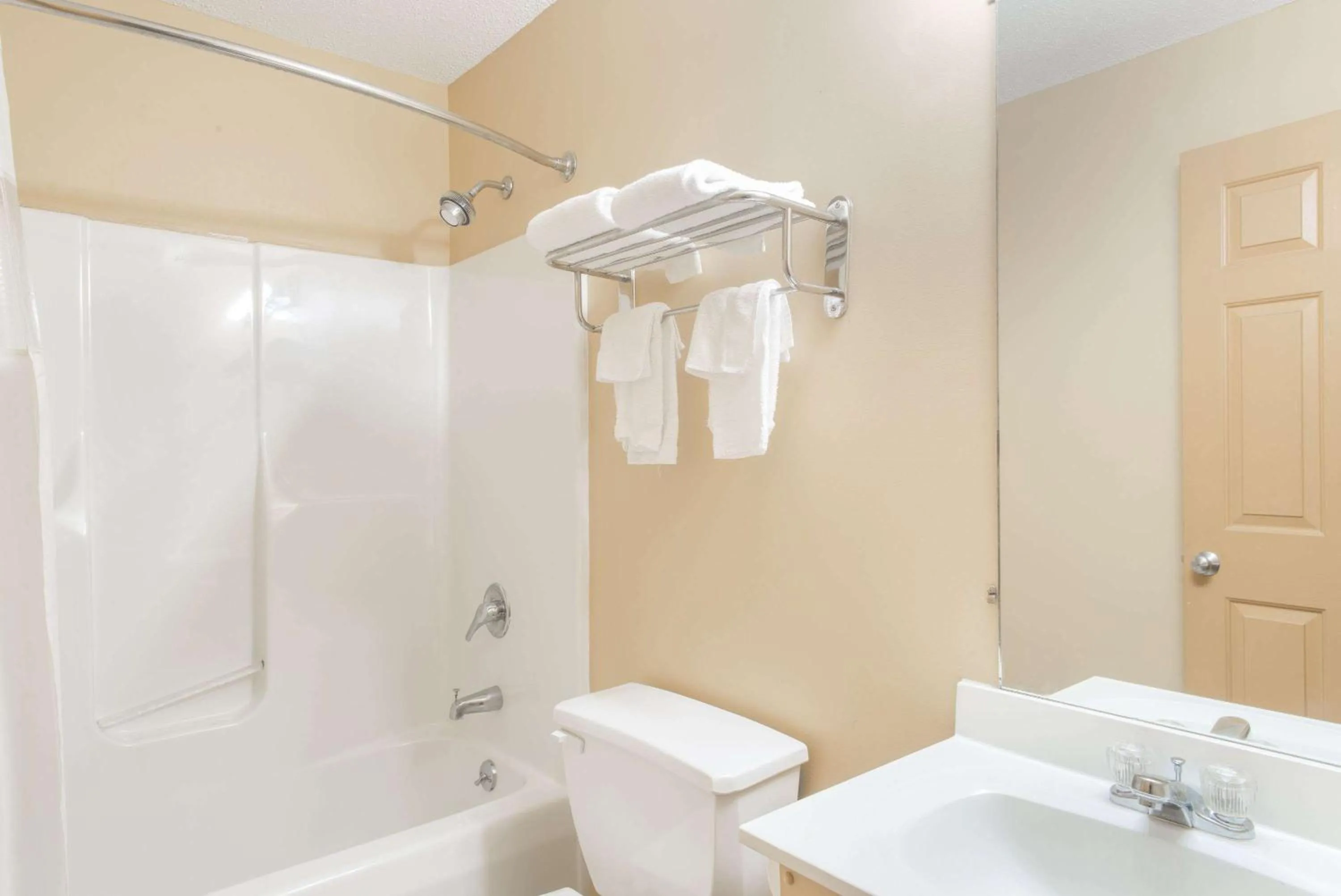 Photo of the whole room in Knights Inn Hadley