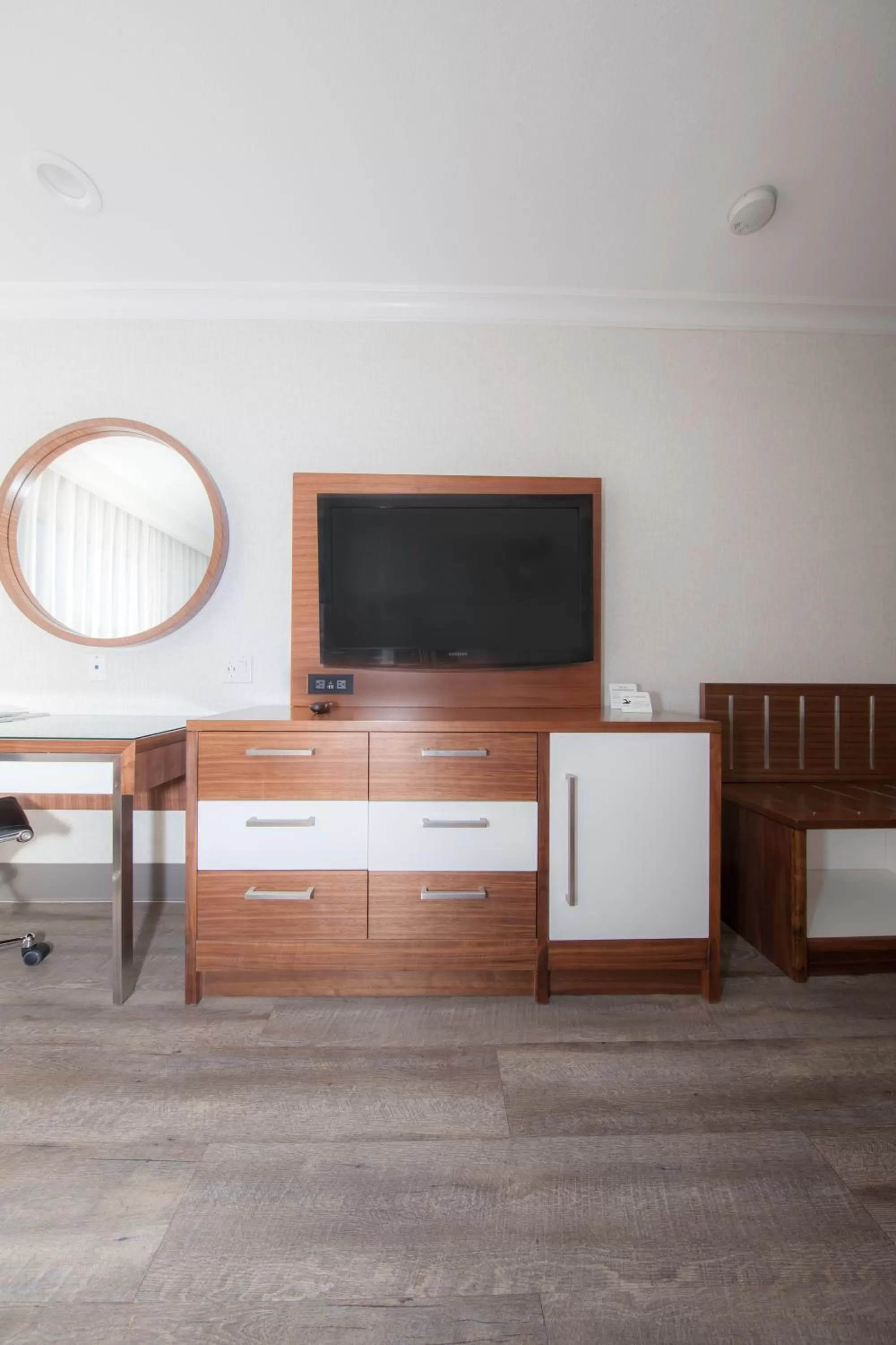 TV and multimedia in Pasadena Rose & Crown Hotel