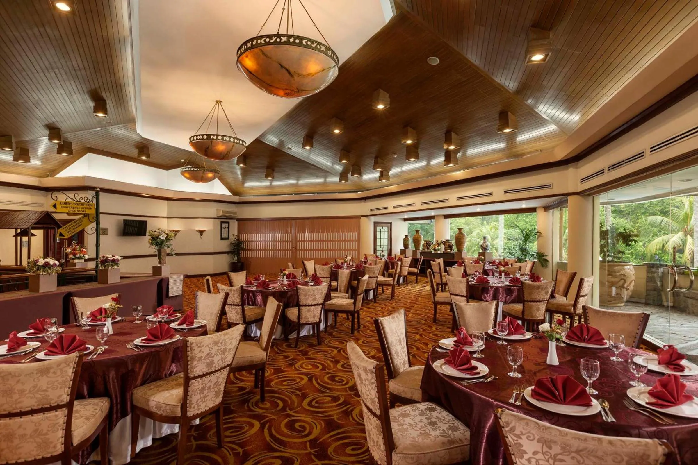 Restaurant/places to eat in Prime Plaza Hotel Purwakarta