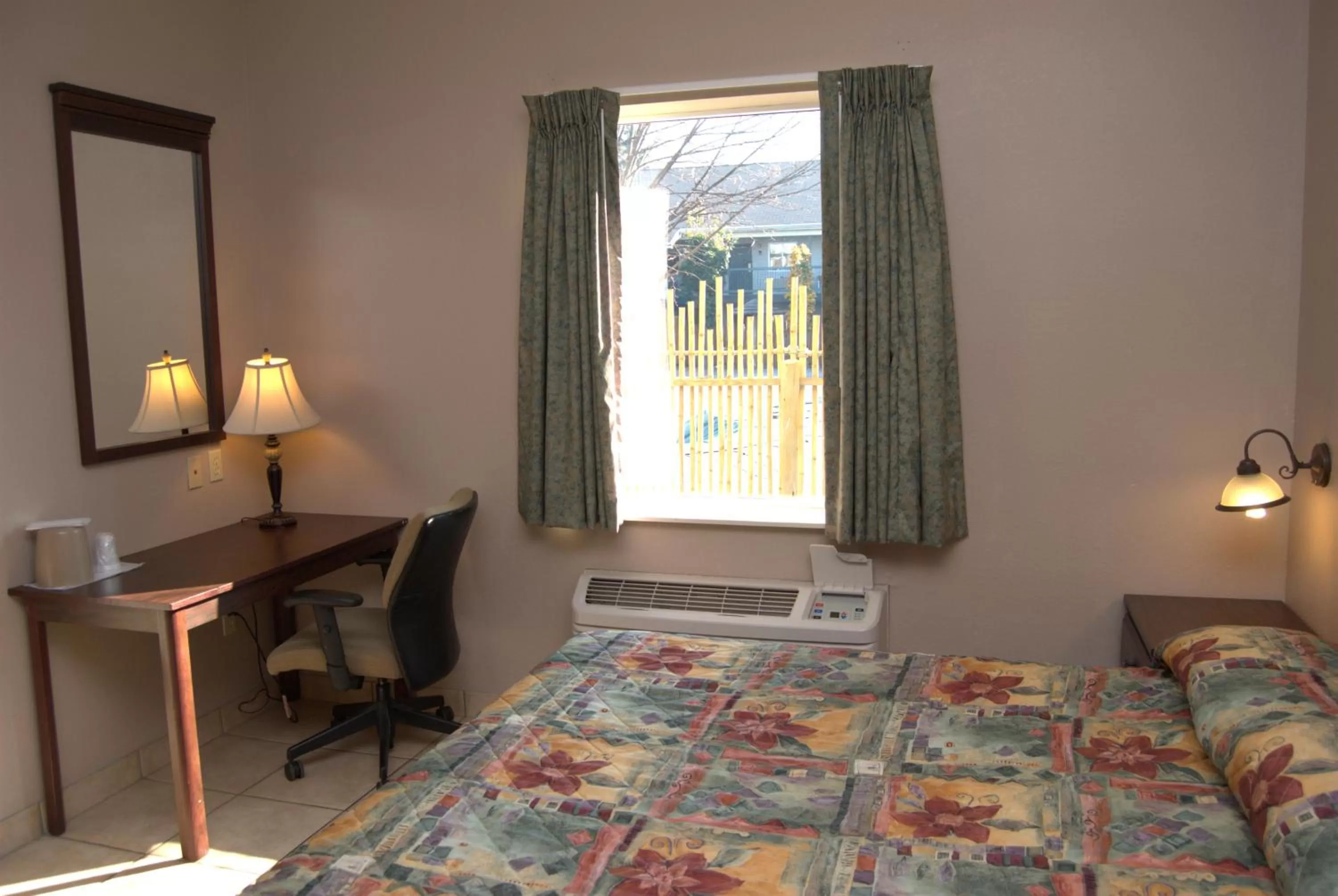 Photo of the whole room, Bed in Commodore Resort