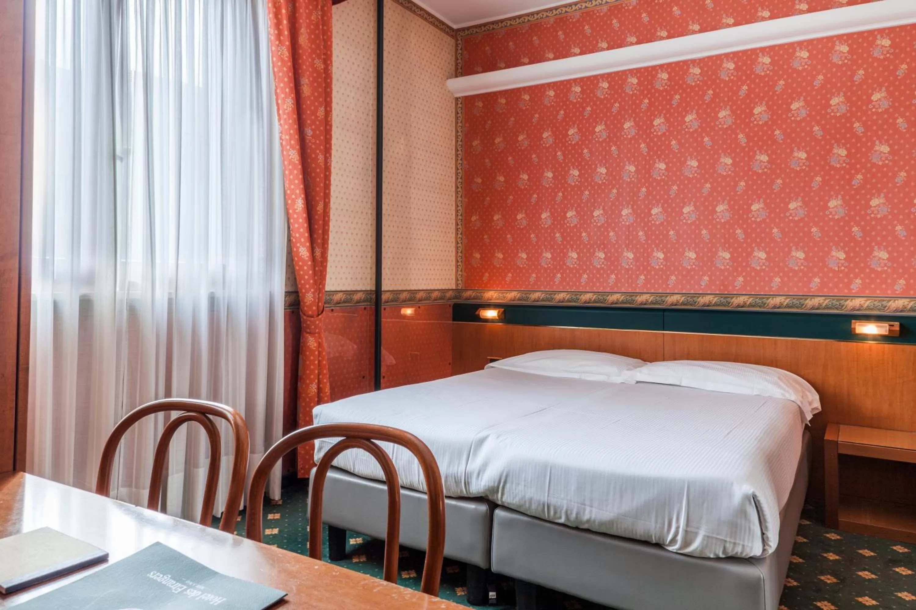 Bed in Hotel Des Etrangers