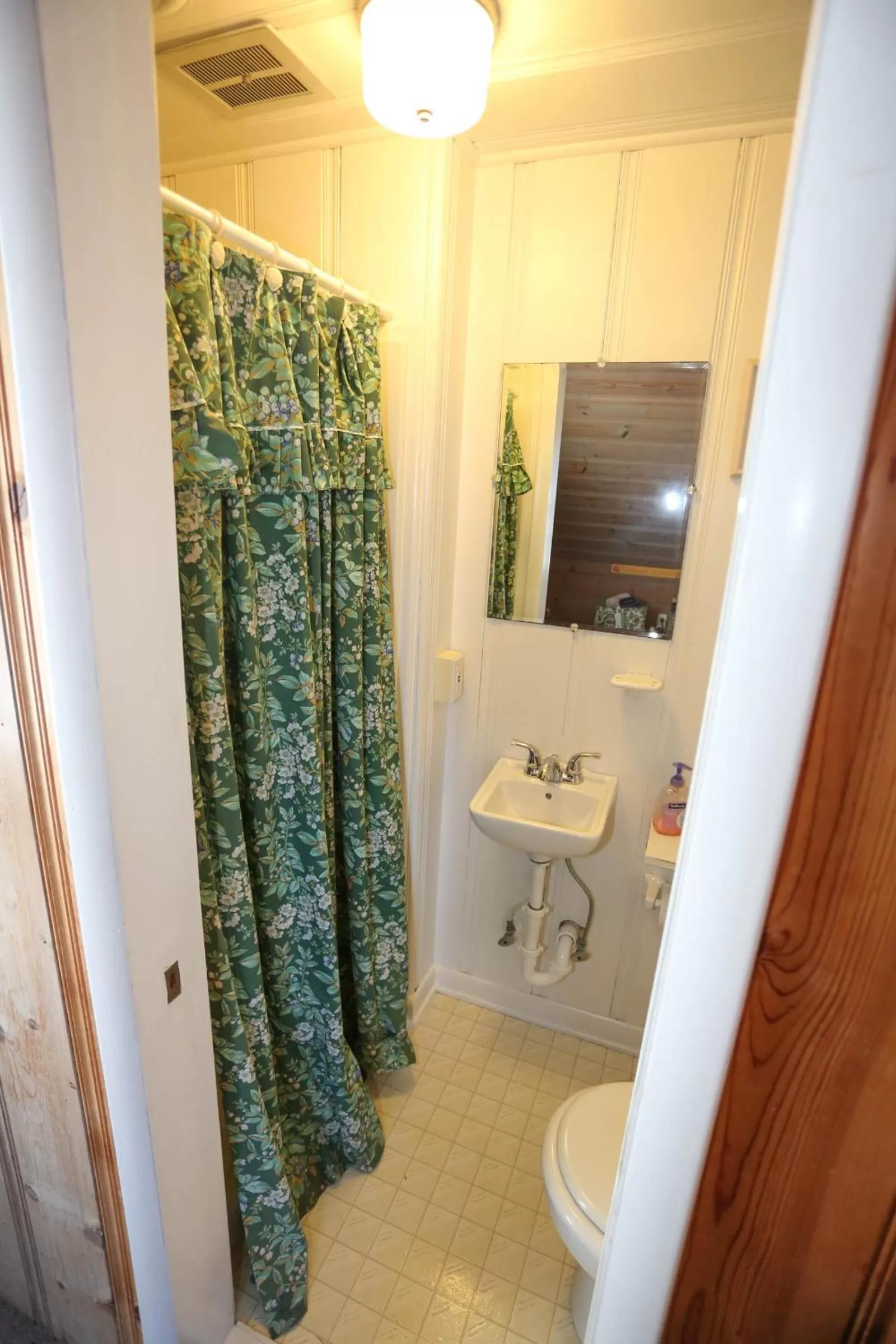 Bathroom in Atlantic House Bed & Breakfast