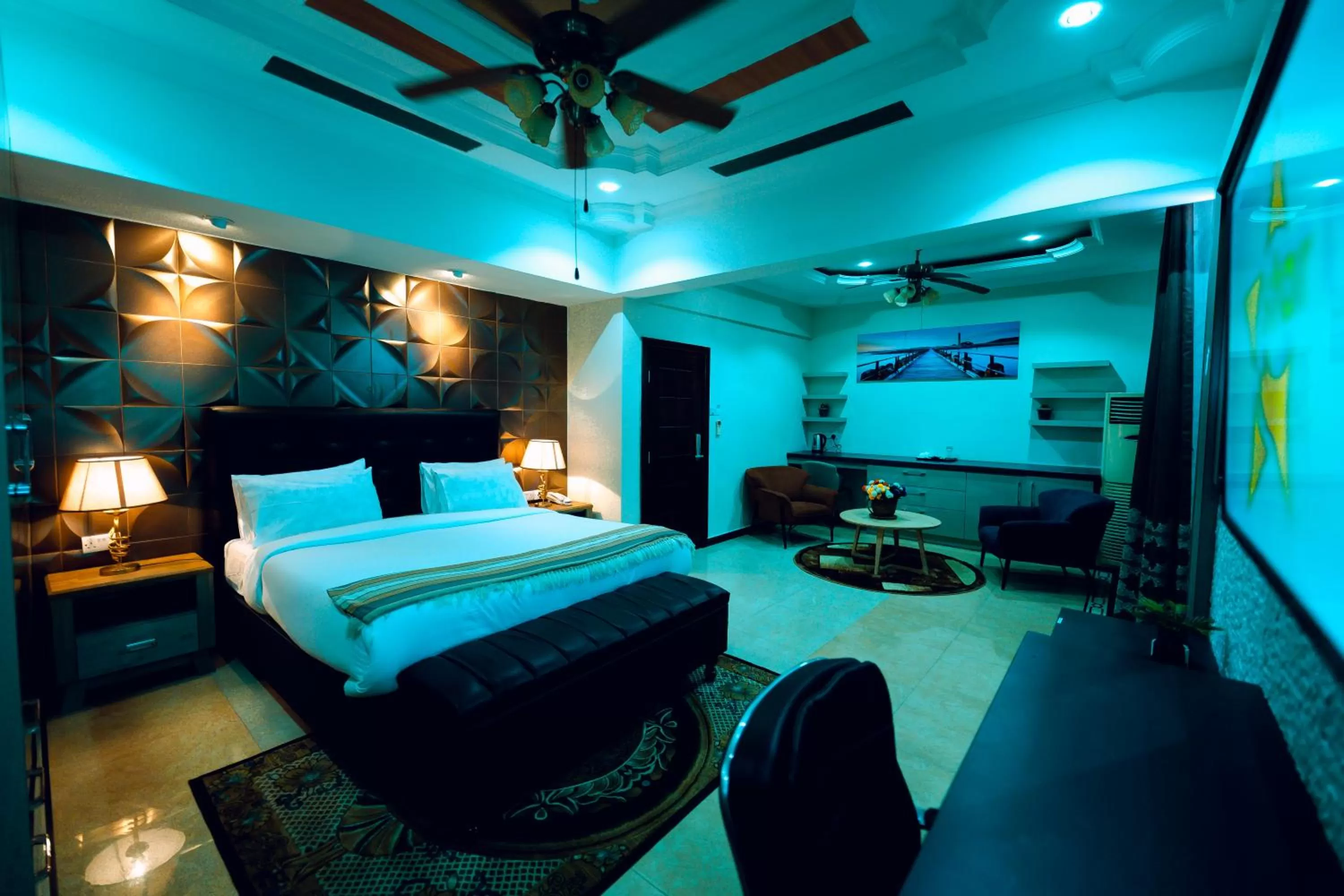 Photo of the whole room, Bed in Lantana Hotel