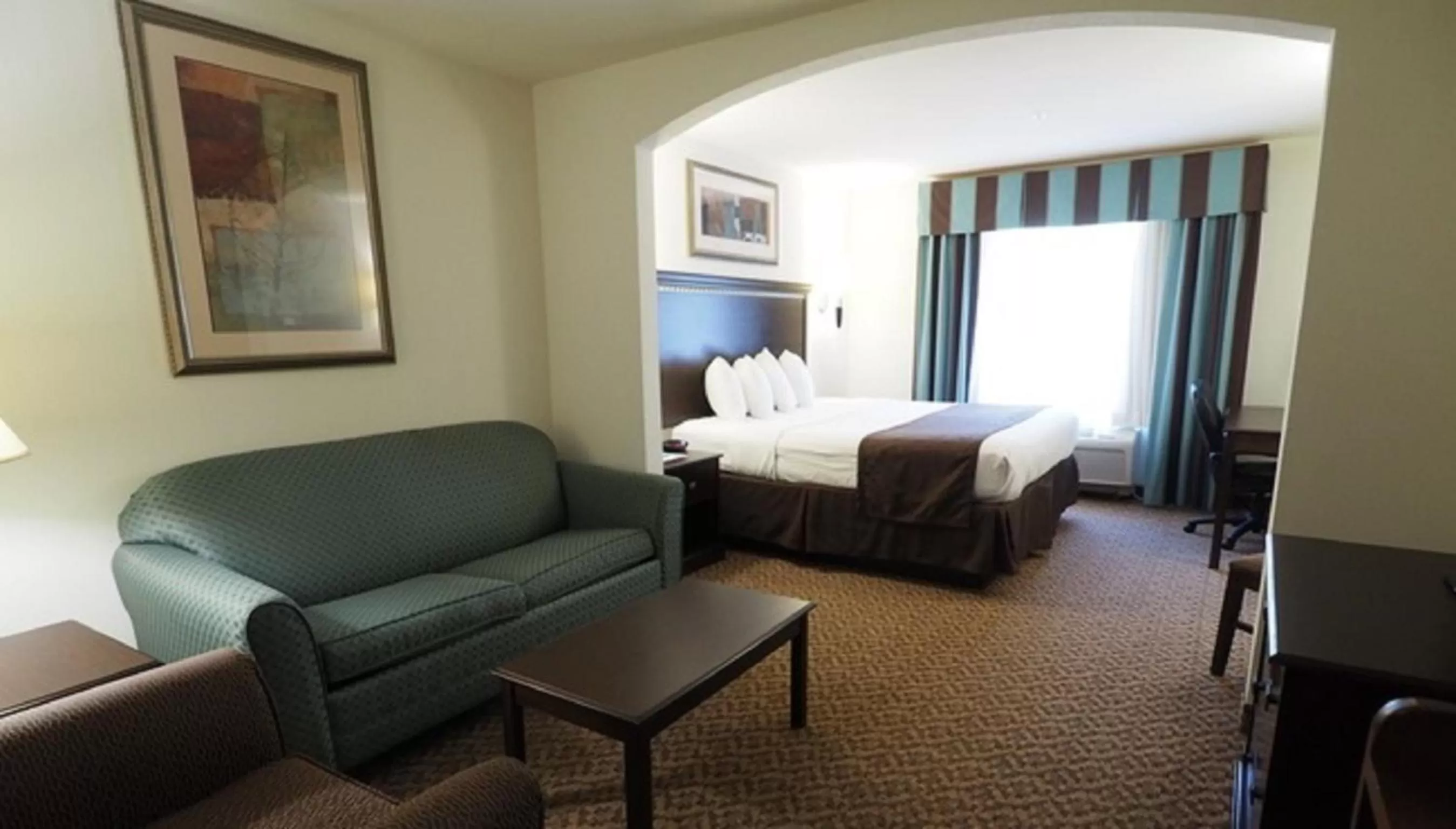 Living room, Bed in Country Inn & Suites by Radisson, Canton, GA