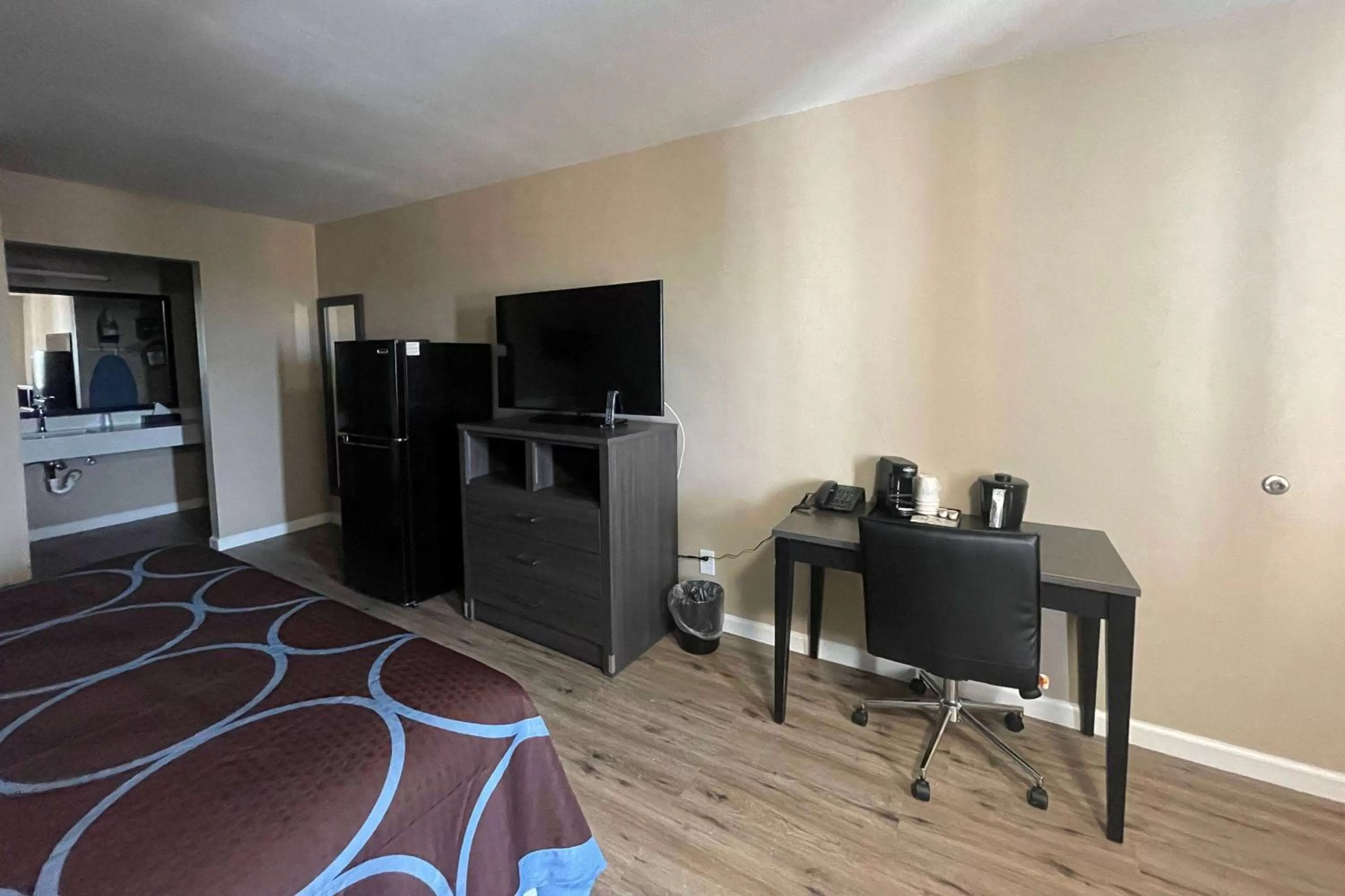 Photo of the whole room in Super 8 by Wyndham Victoria - South - Hwy 59