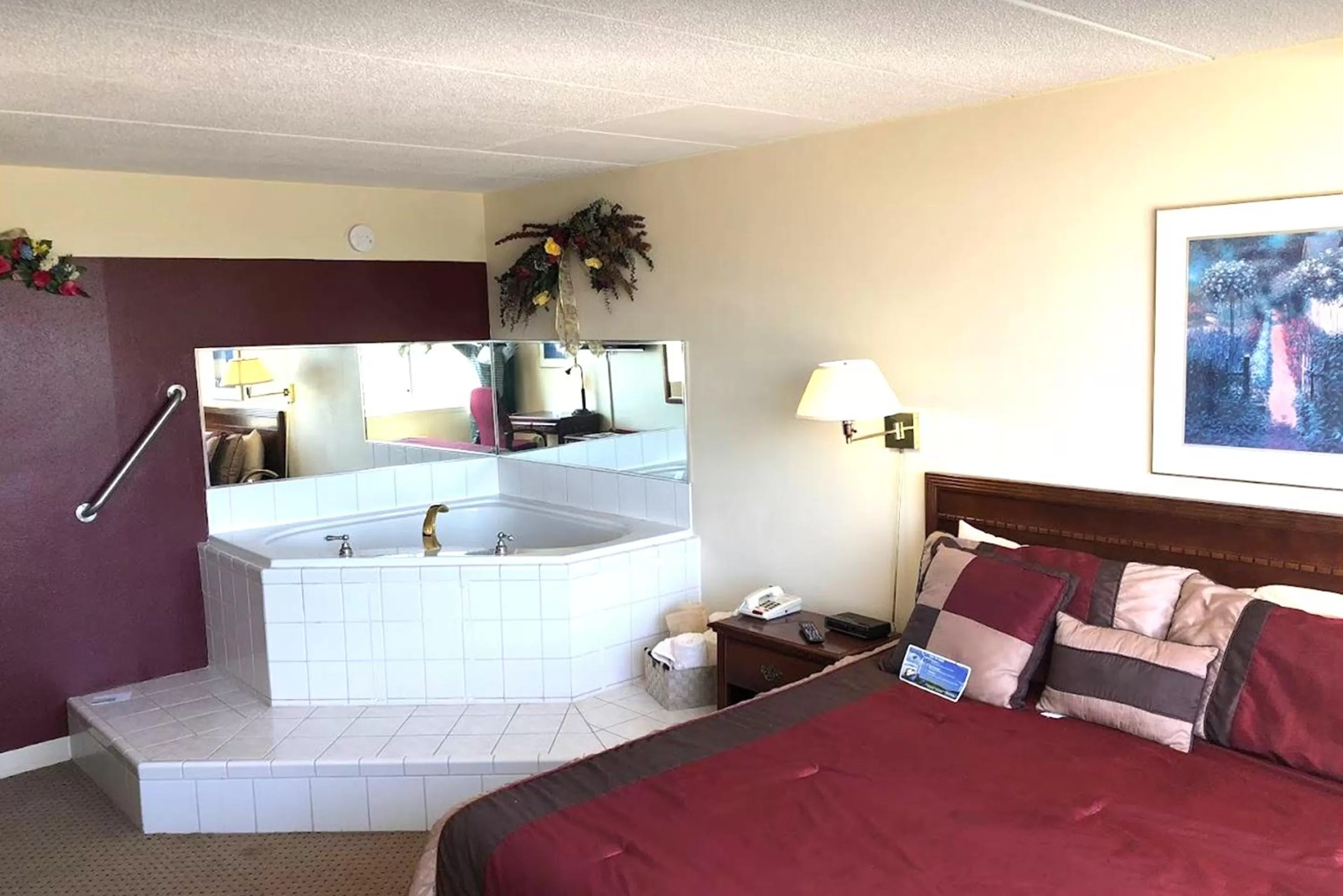 Bed in Norwood Inn & Suites Worthington