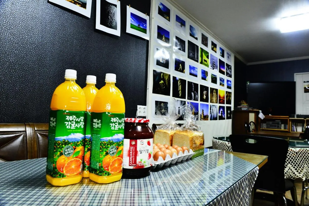 Communal lounge/ TV room in Gyeongju Namu Guesthouse