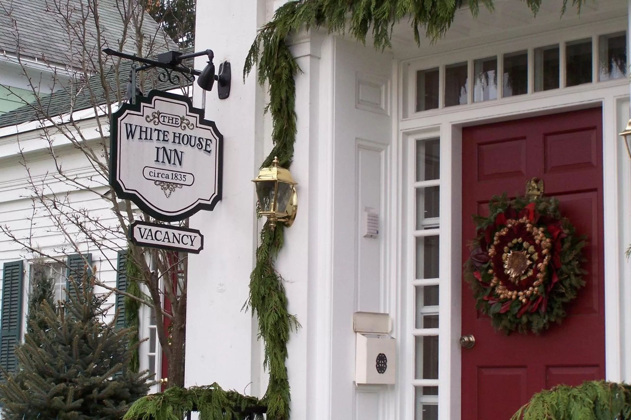 Facade/entrance in The White House Inn