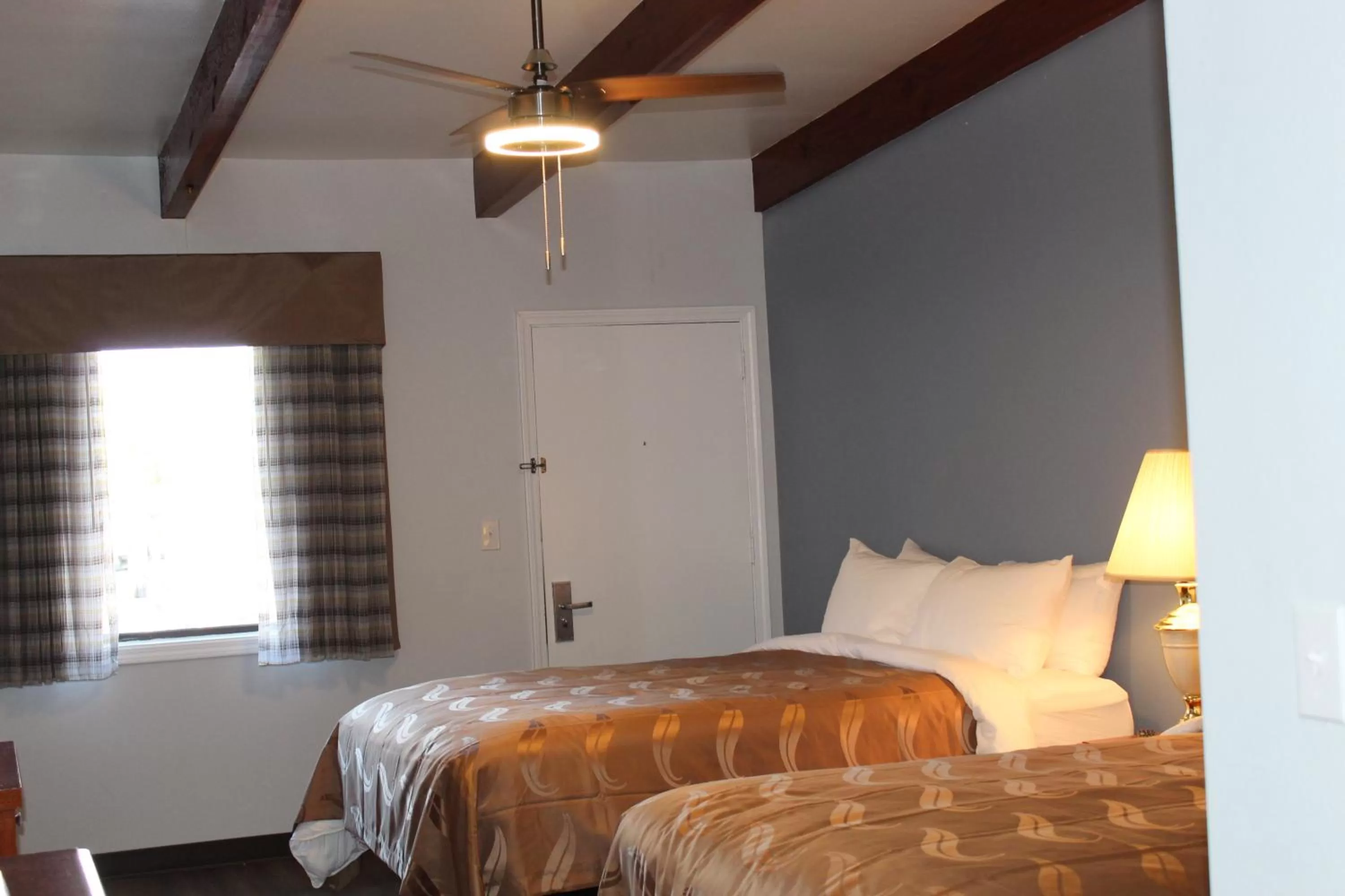 Bed in Quality Inn - On The Lake Clarksville-Boydton