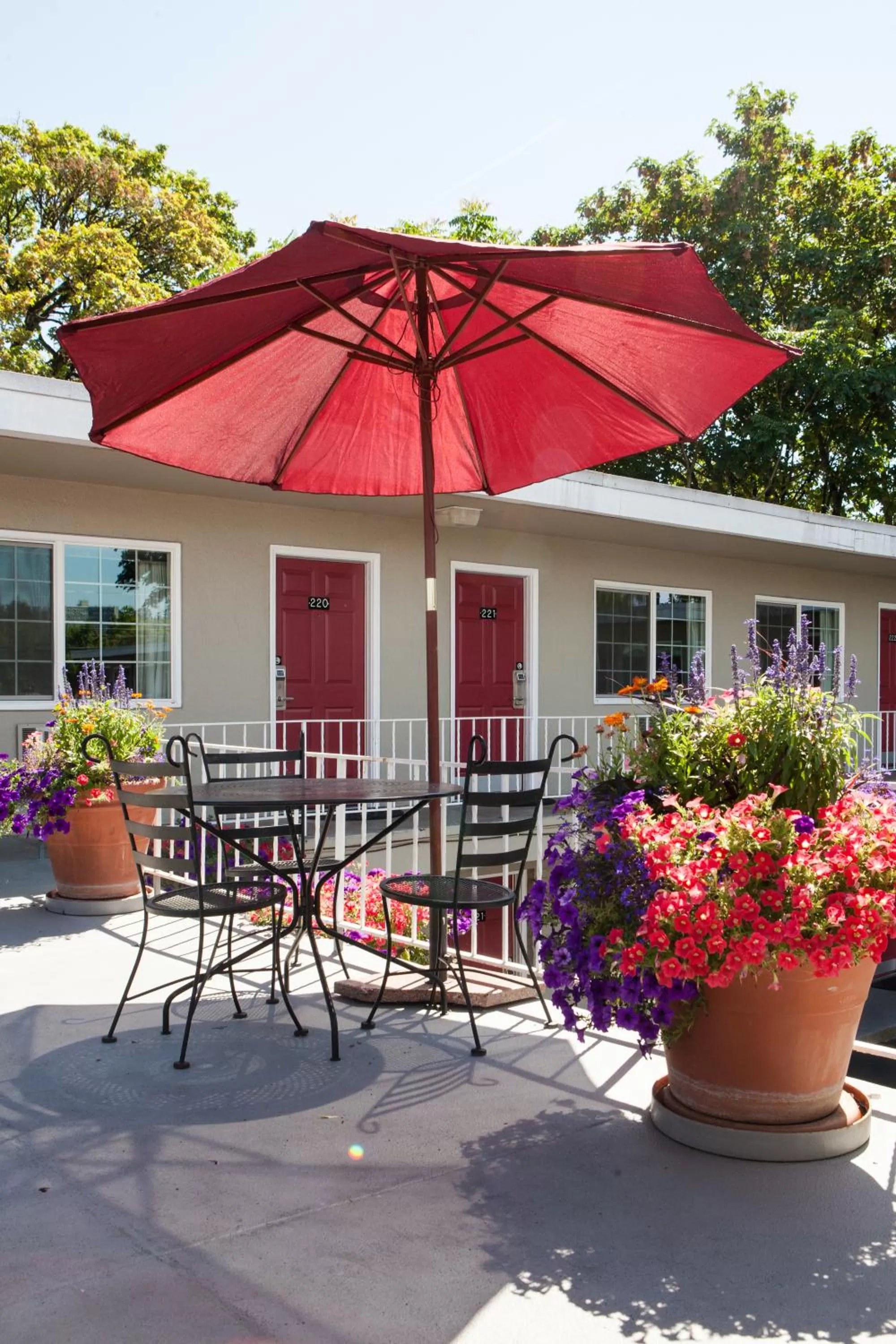 Patio in Campus Inn & Suites Eugene Downtown