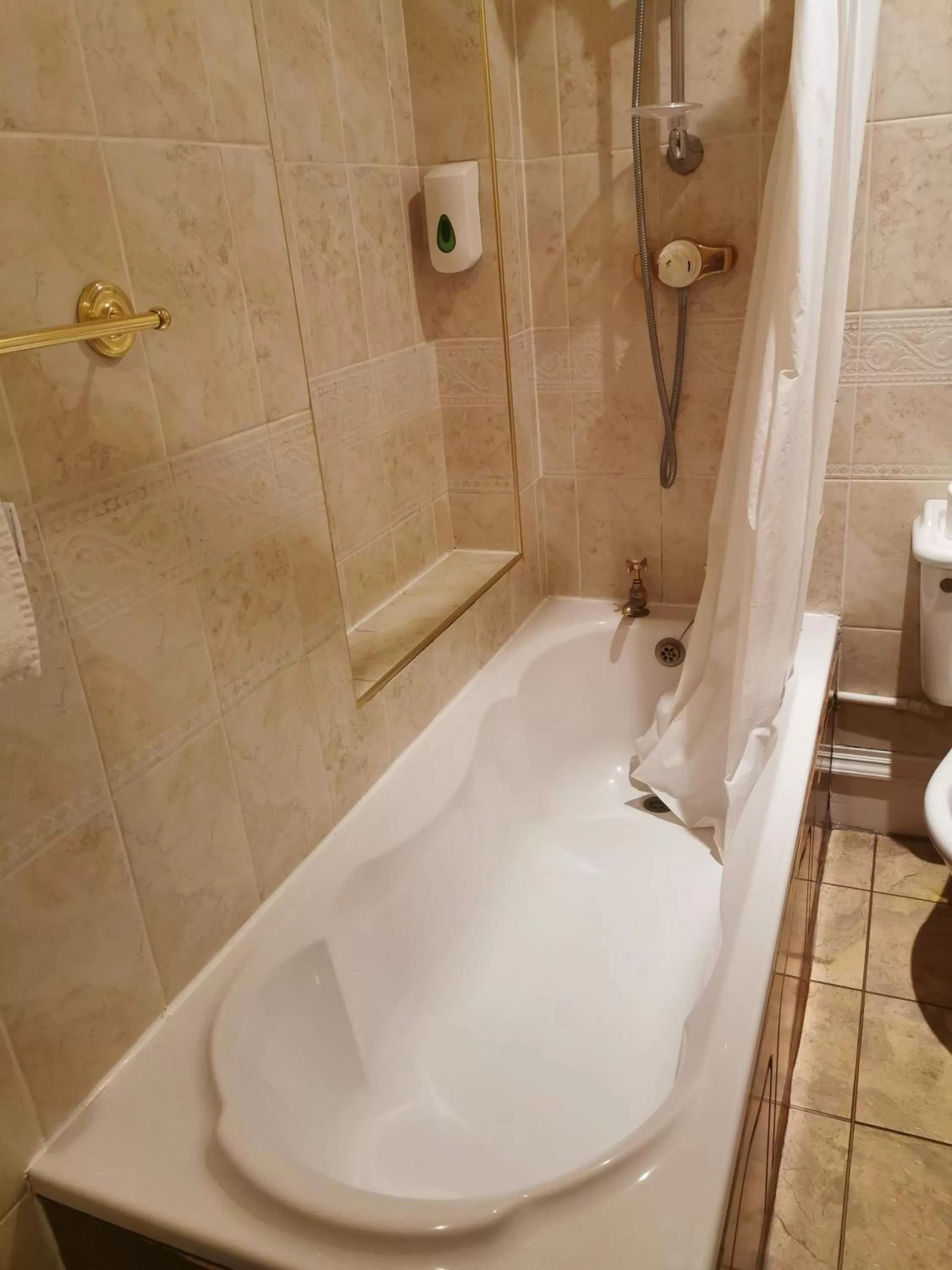 Bathroom in The Queens Hotel