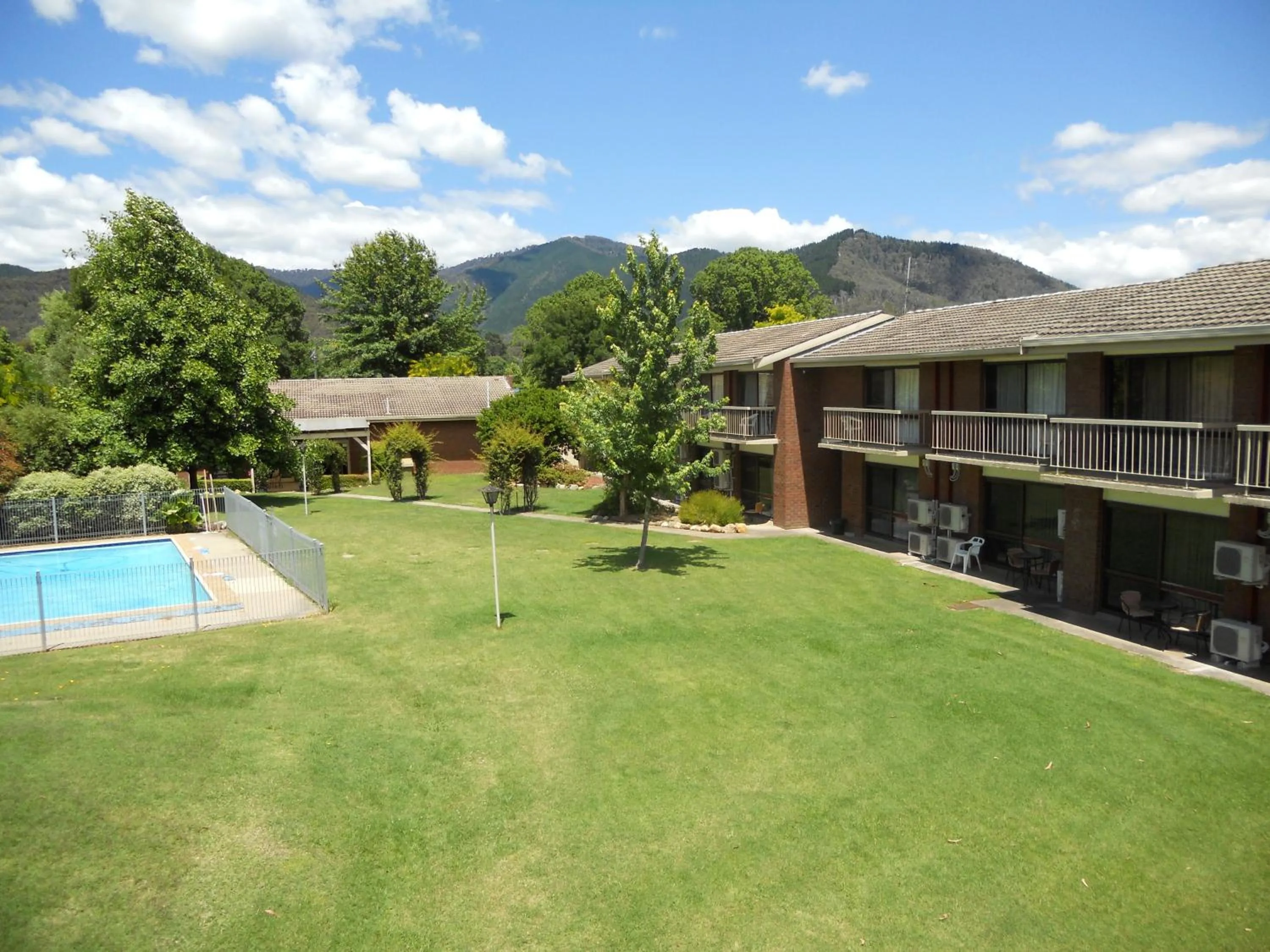 Facade/entrance, Pool View in Bogong View Motor Inn