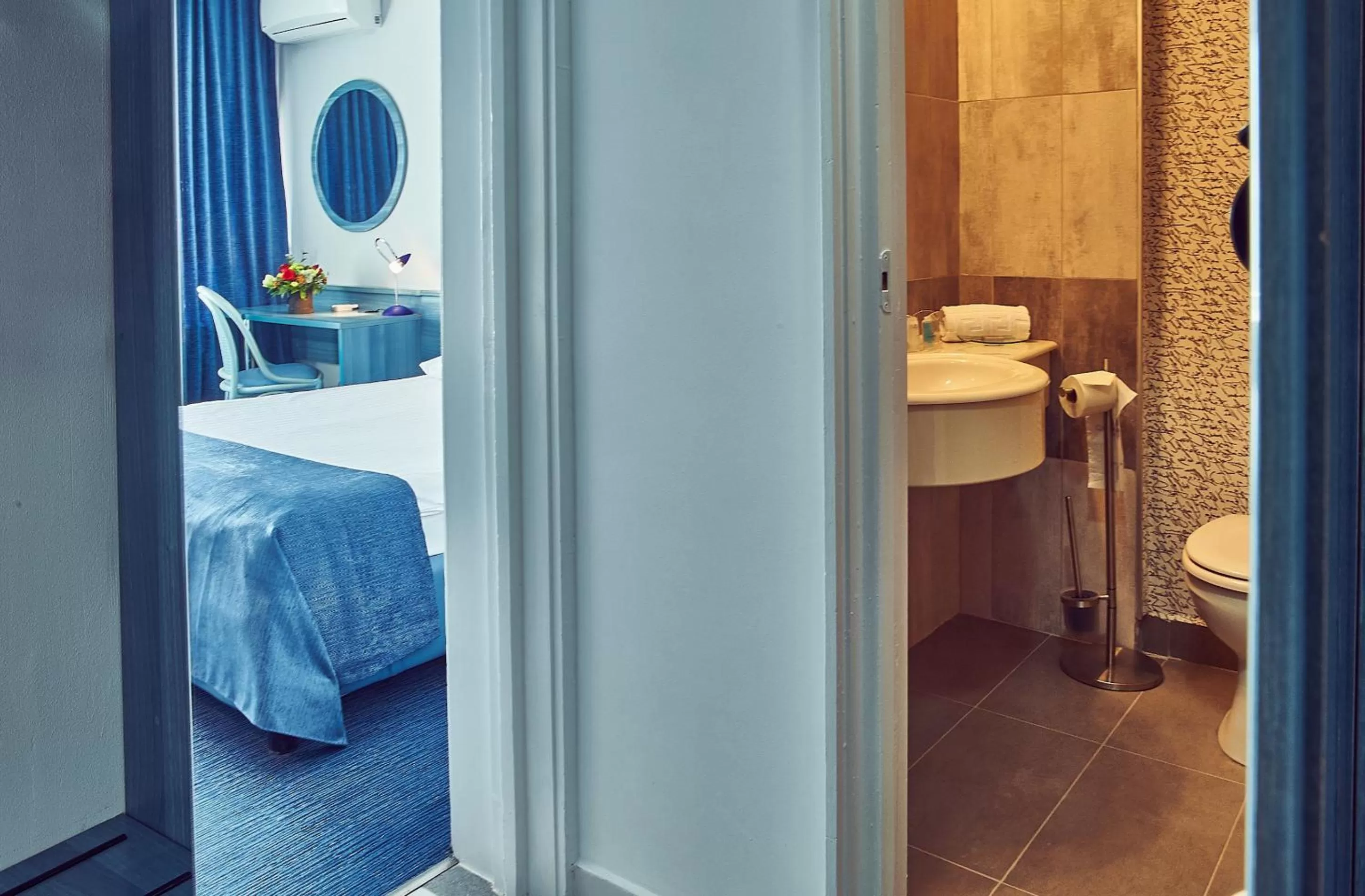 Bathroom, Bed in Continental Drobeta Turnu Severin