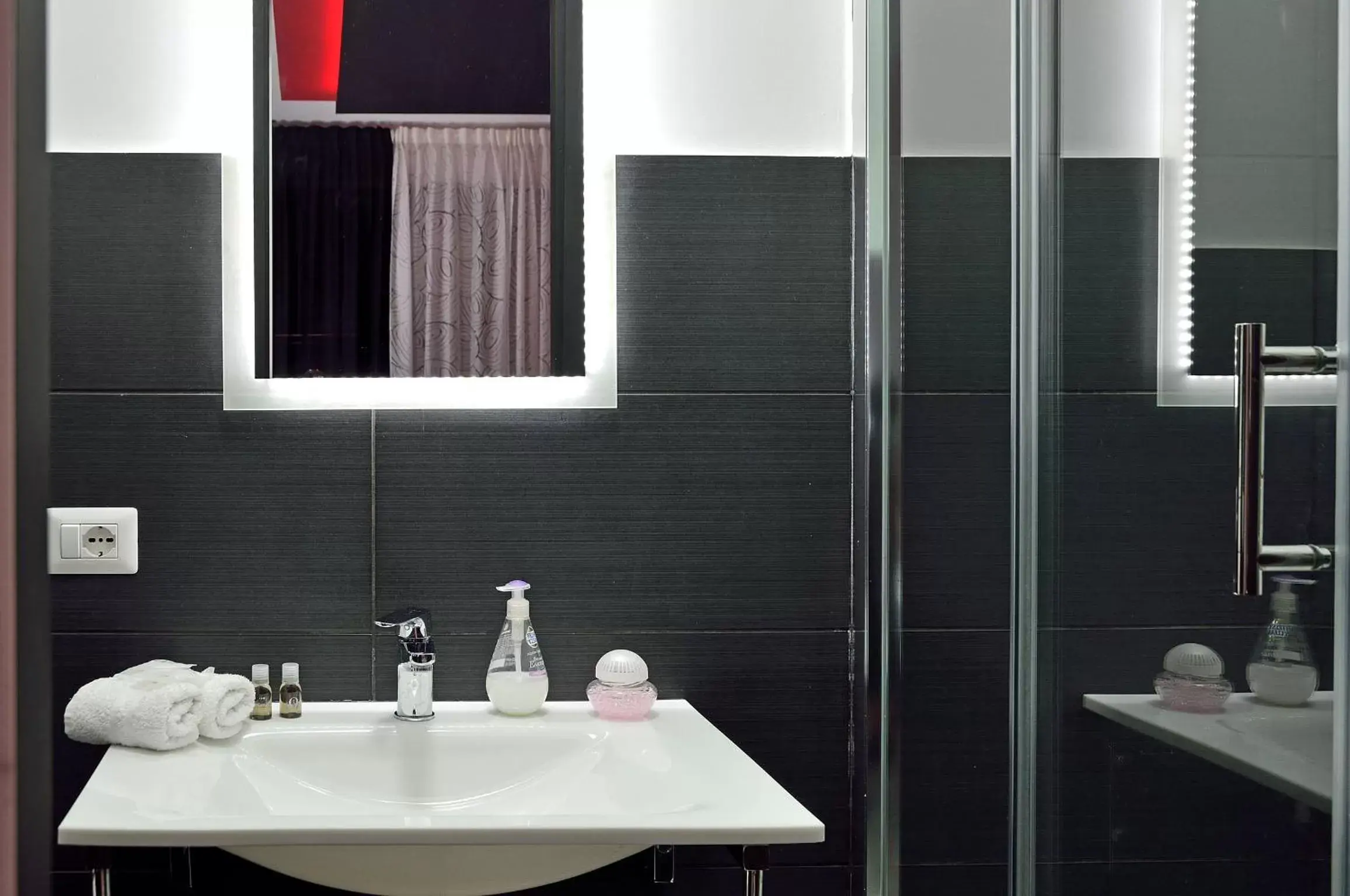 Double Room in Black & White G&G Double Room in Black & White G&G