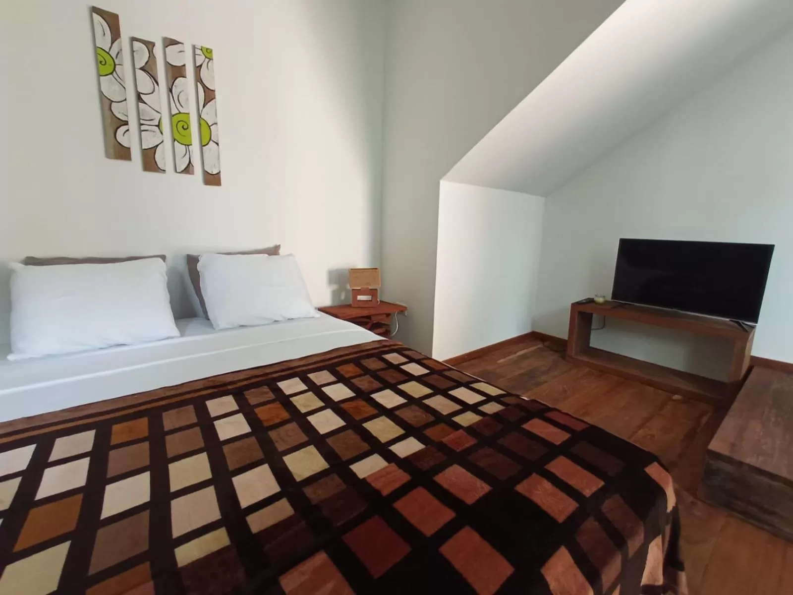 Bed in La Luciernaga Big Creek