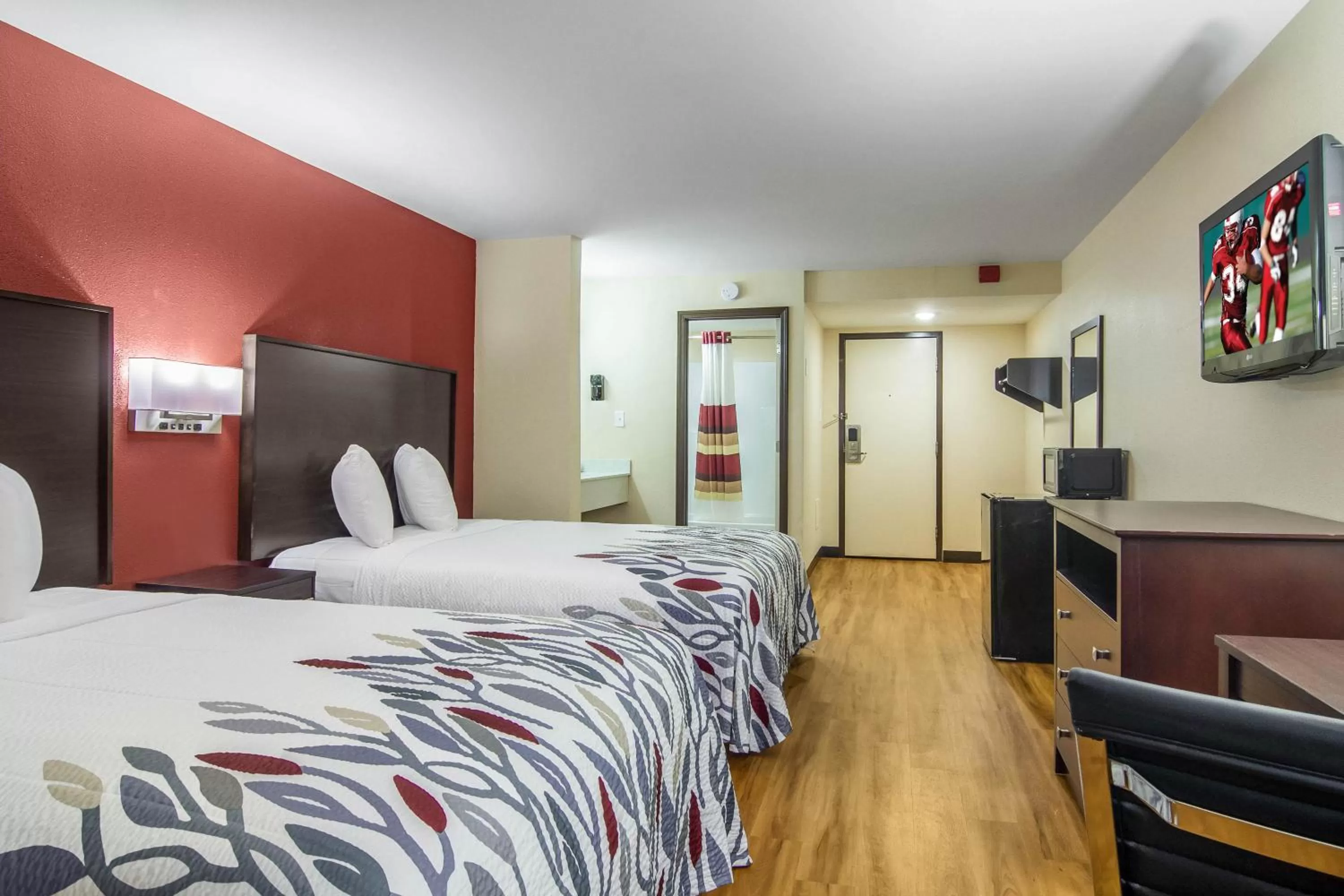 Photo of the whole room, Bed in Red Roof Inn Perrysburg