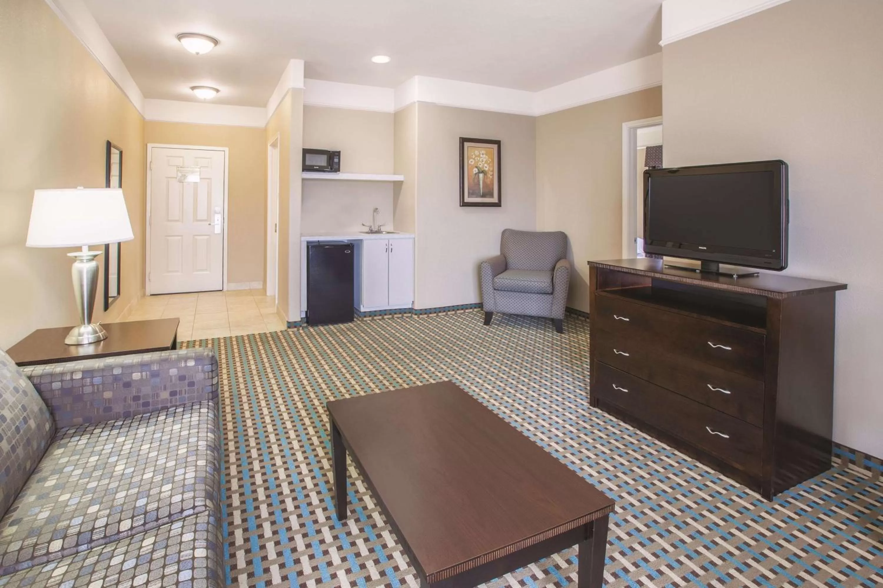 Photo of the whole room in La Quinta by Wyndham Bay City