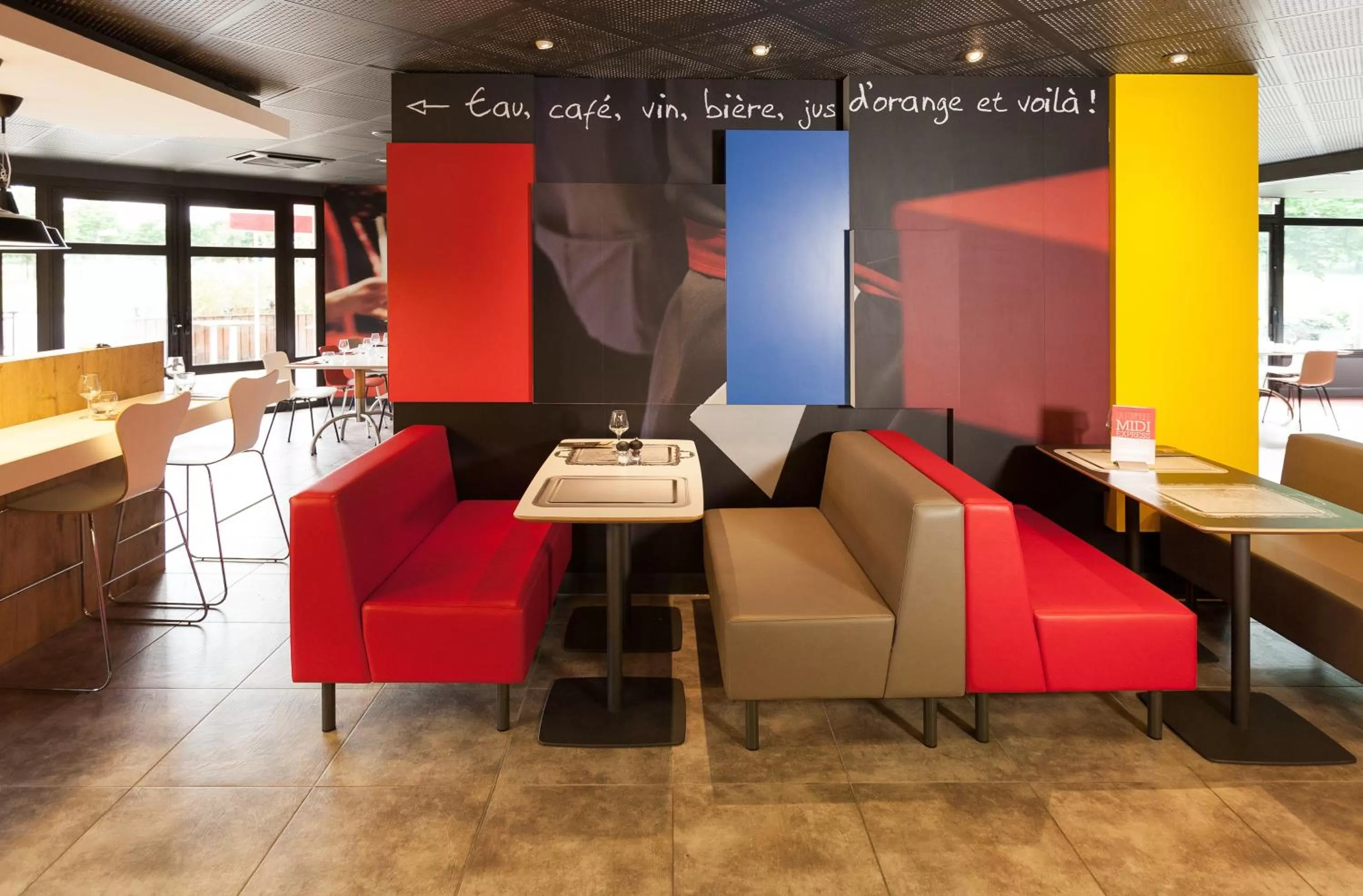 Lounge or bar in Ibis Évry-Courcouronnes