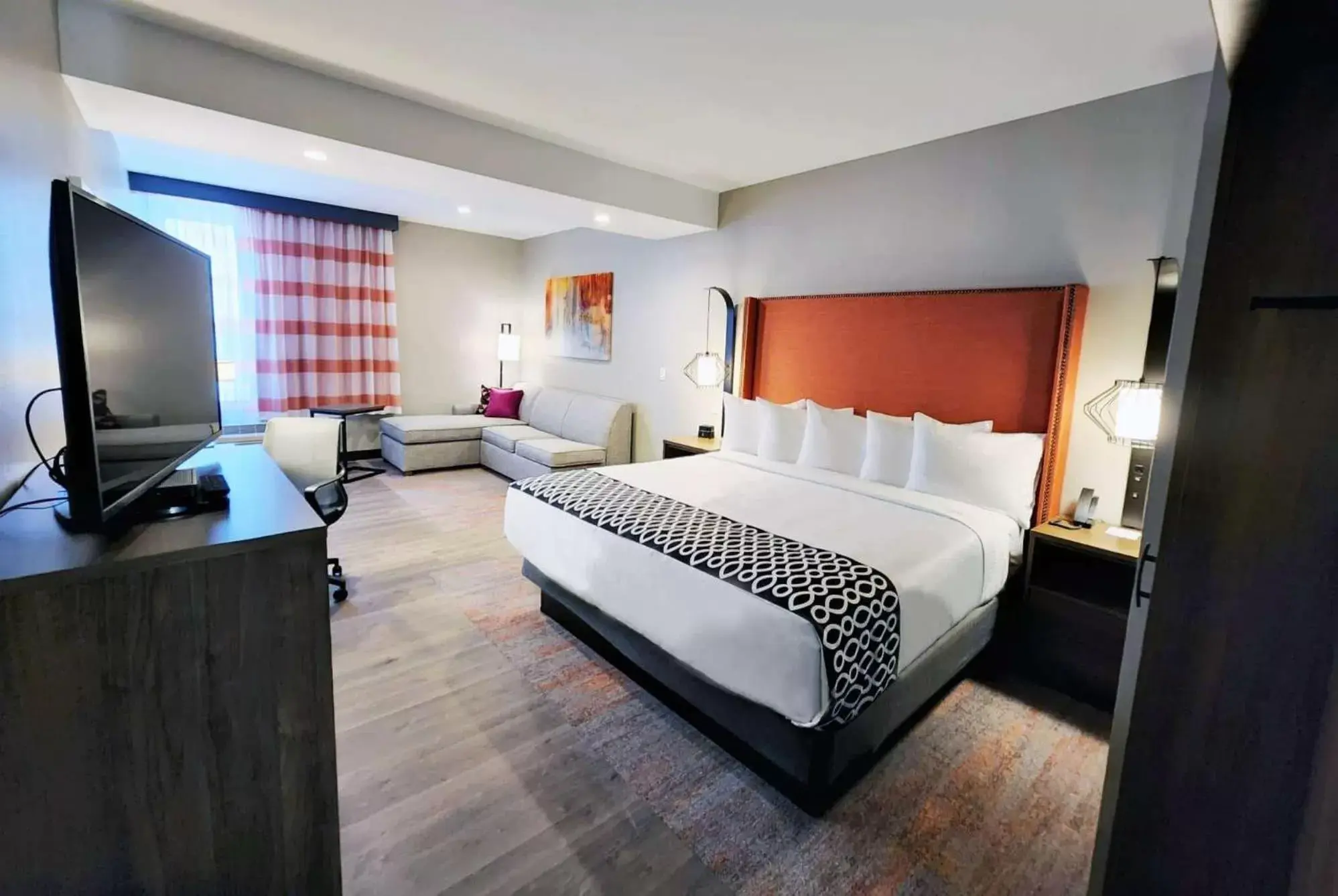 King Room with Roll-In Shower - Mobility Access/Non-Smoking in La Quinta Inn & Suites by Wyndham Pflugerville King Room with Roll-In Shower - Mobility Access/Non-Smoking in La Quinta Inn & Suites by Wyndham Pflugerville