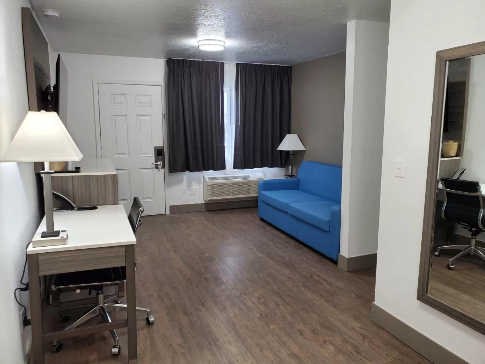 Living room, Bed in Seven Seas Inn & Suites