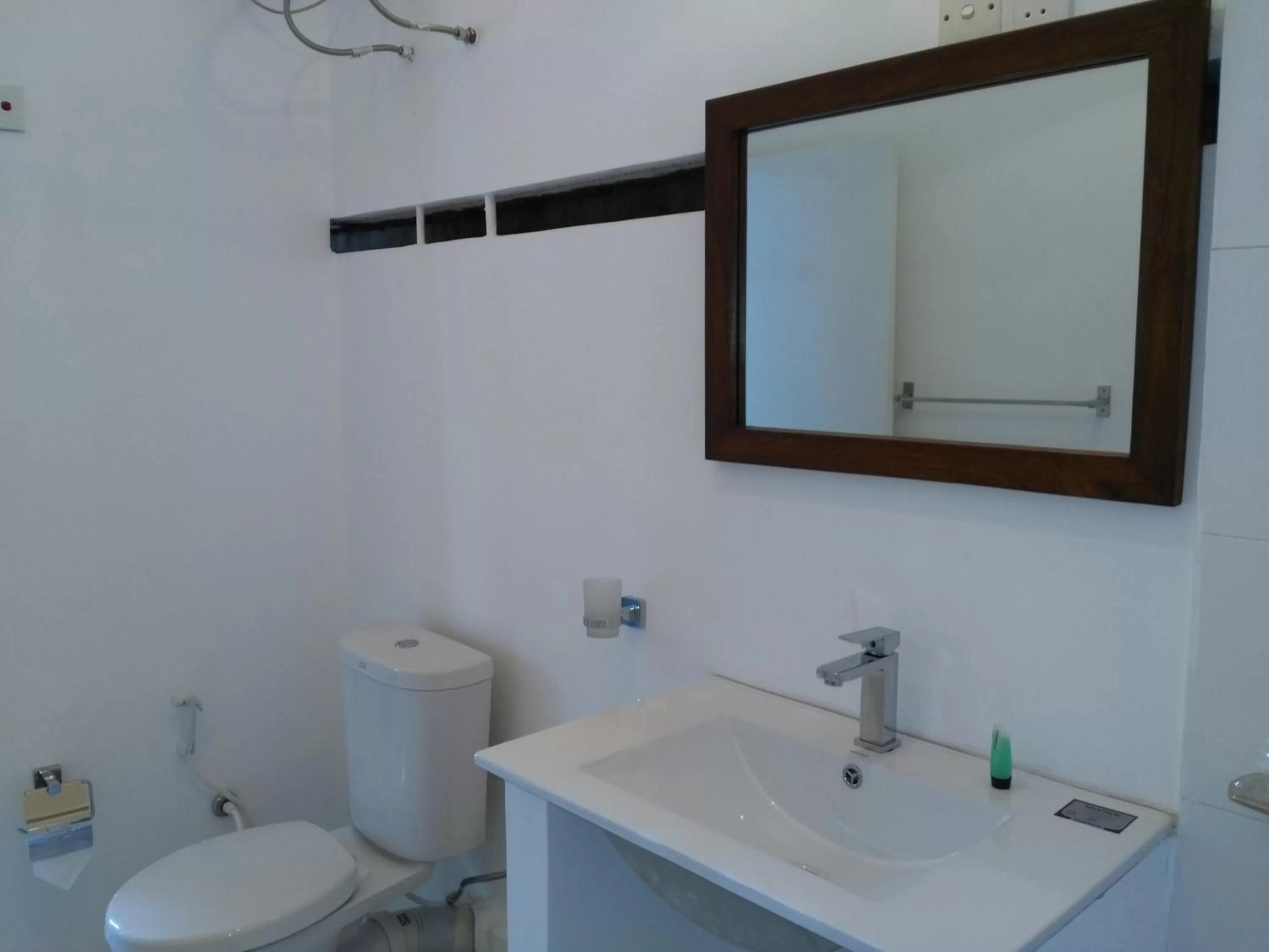 Property building, Bathroom in West Inn Colombo