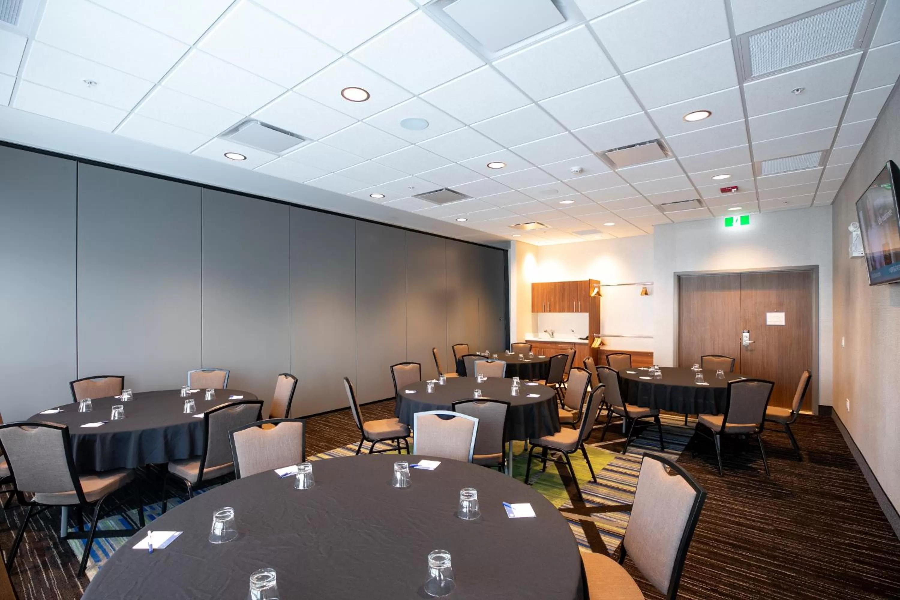 Meeting/conference room in Holiday Inn Express - Lethbridge Southeast by IHG