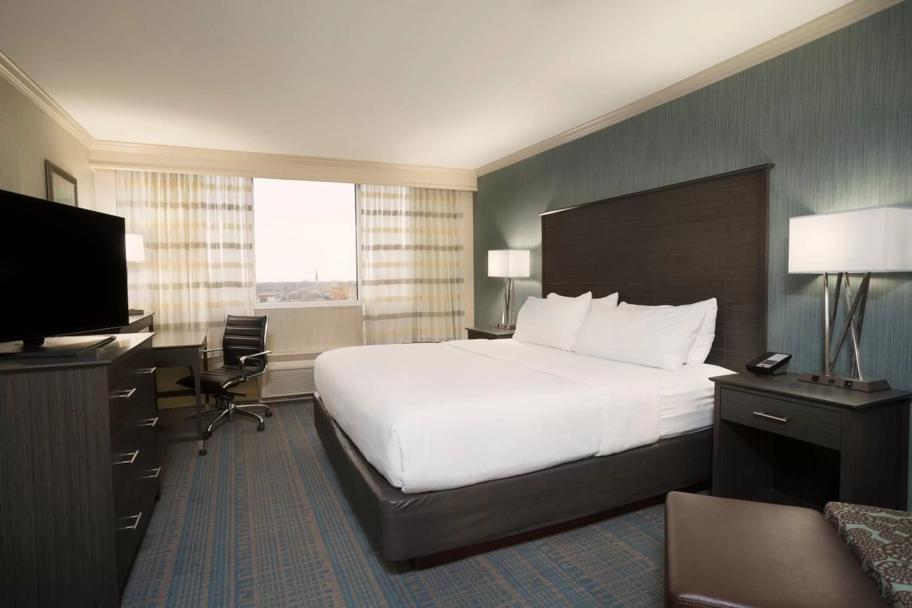 Photo of the whole room, Bed in Holiday Inn Columbus Dwtn-Capitol Square by IHG