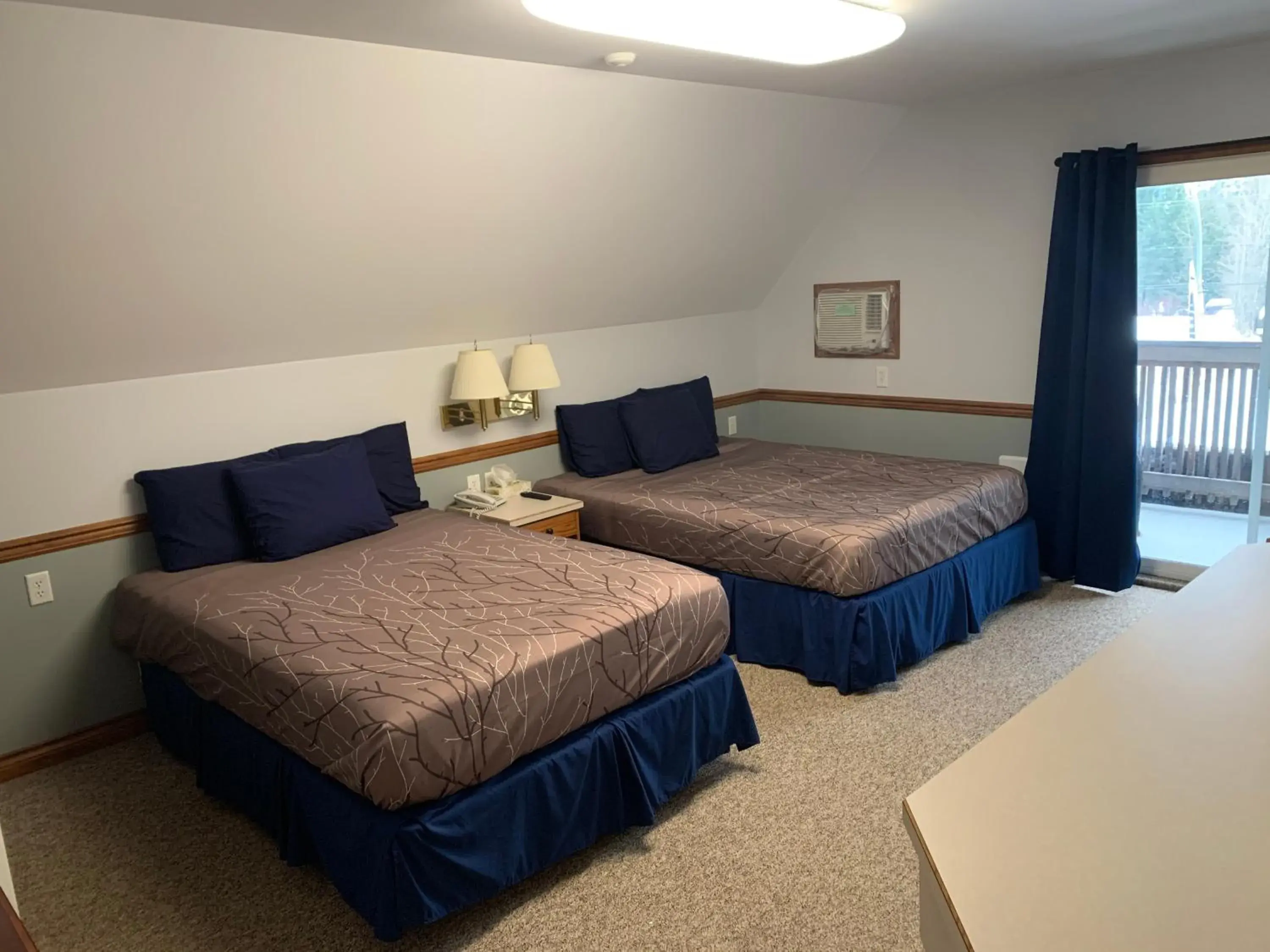 Quadruple Suite with Queen and Double Bed in Peaks Lodge Quadruple Suite with Queen and Double Bed in Peaks Lodge