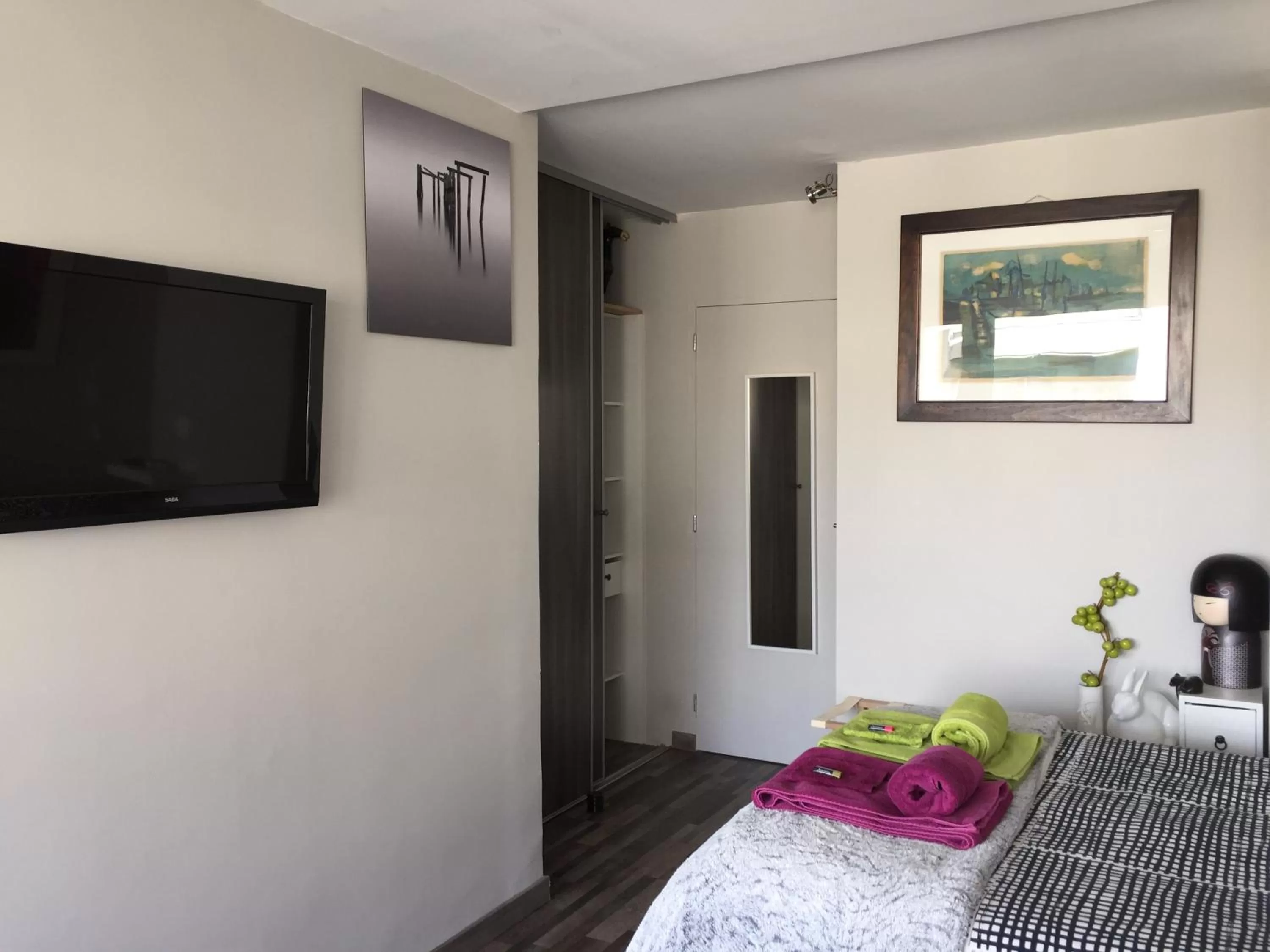 Bedroom, Bed in 1 Chambre, 1 P'tit dèj', 1 Sourire