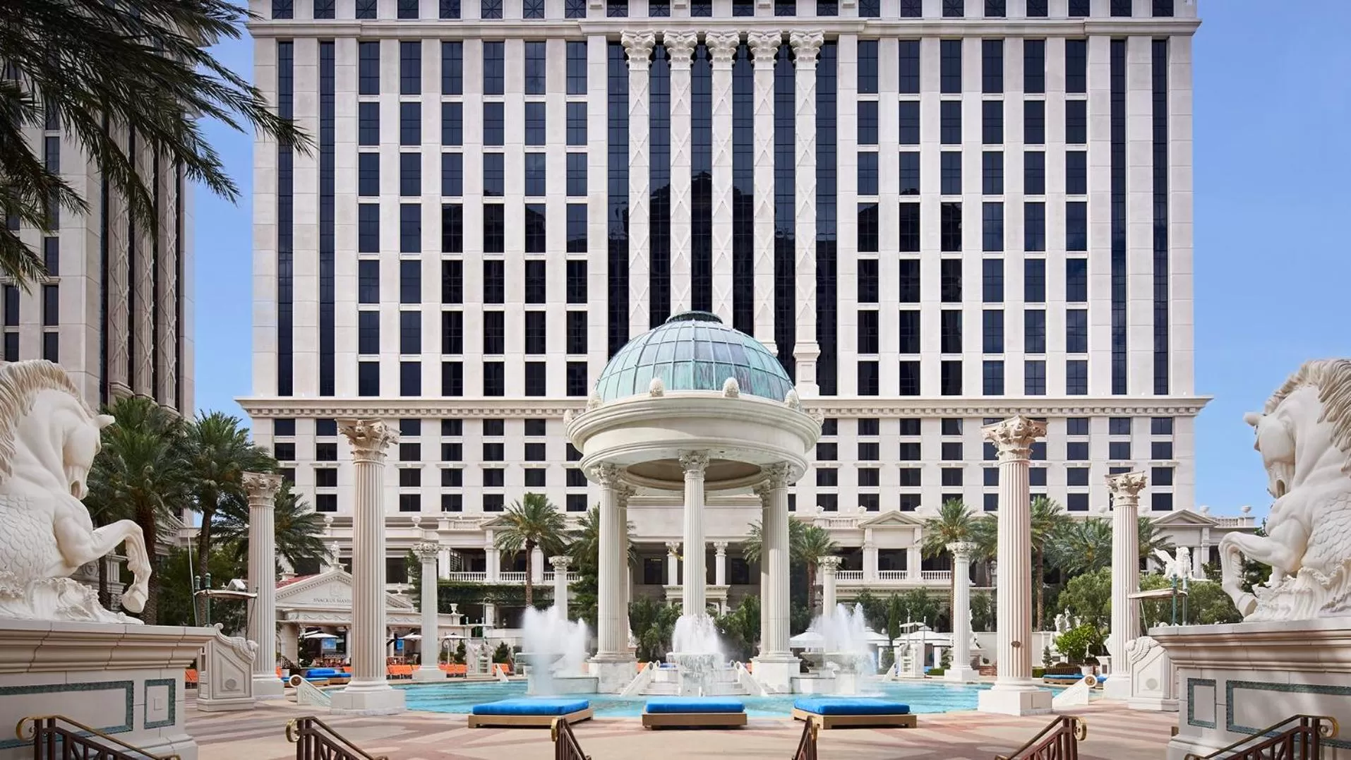 Swimming pool in Caesars Palace Hotel & Casino