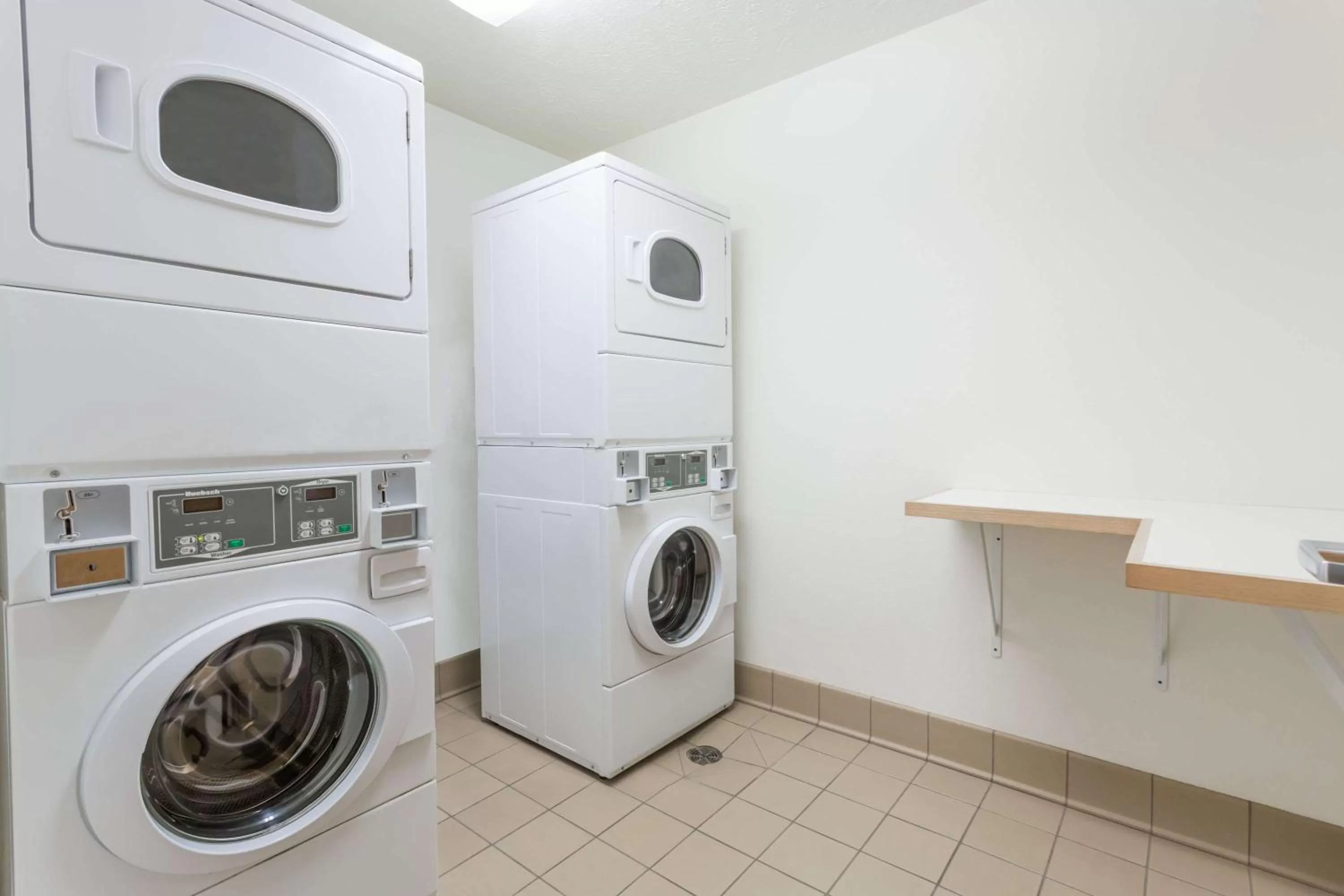 Restaurant/places to eat in Super 8 by Wyndham Alma