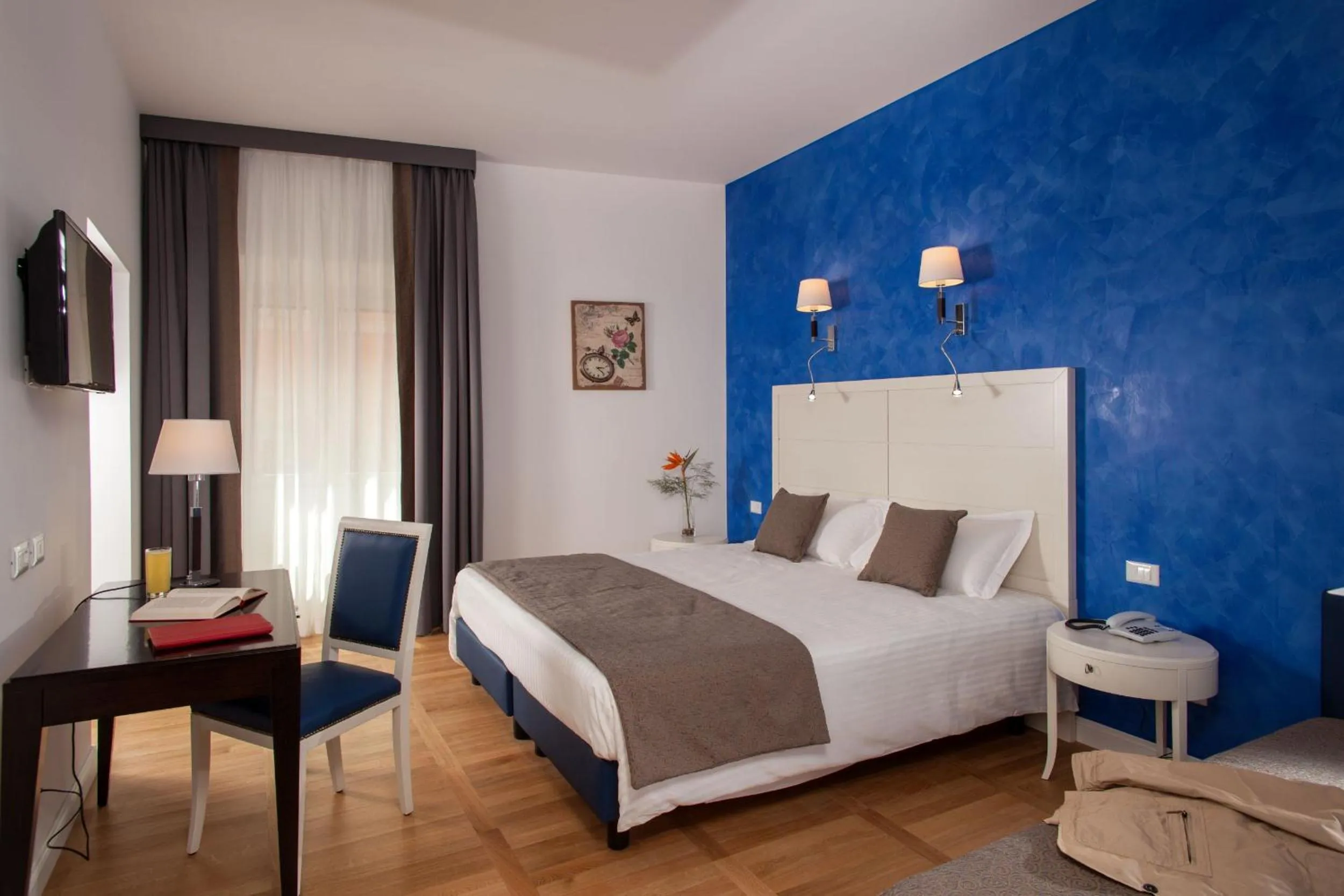 Bedroom, Bed in Floris Hotel