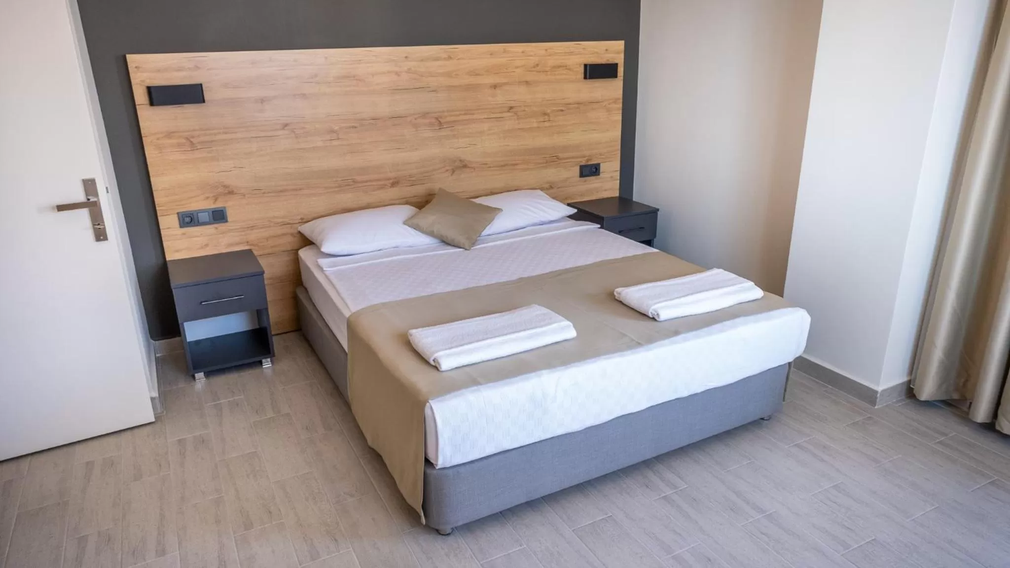 Bedroom, Bed in Nas Suite