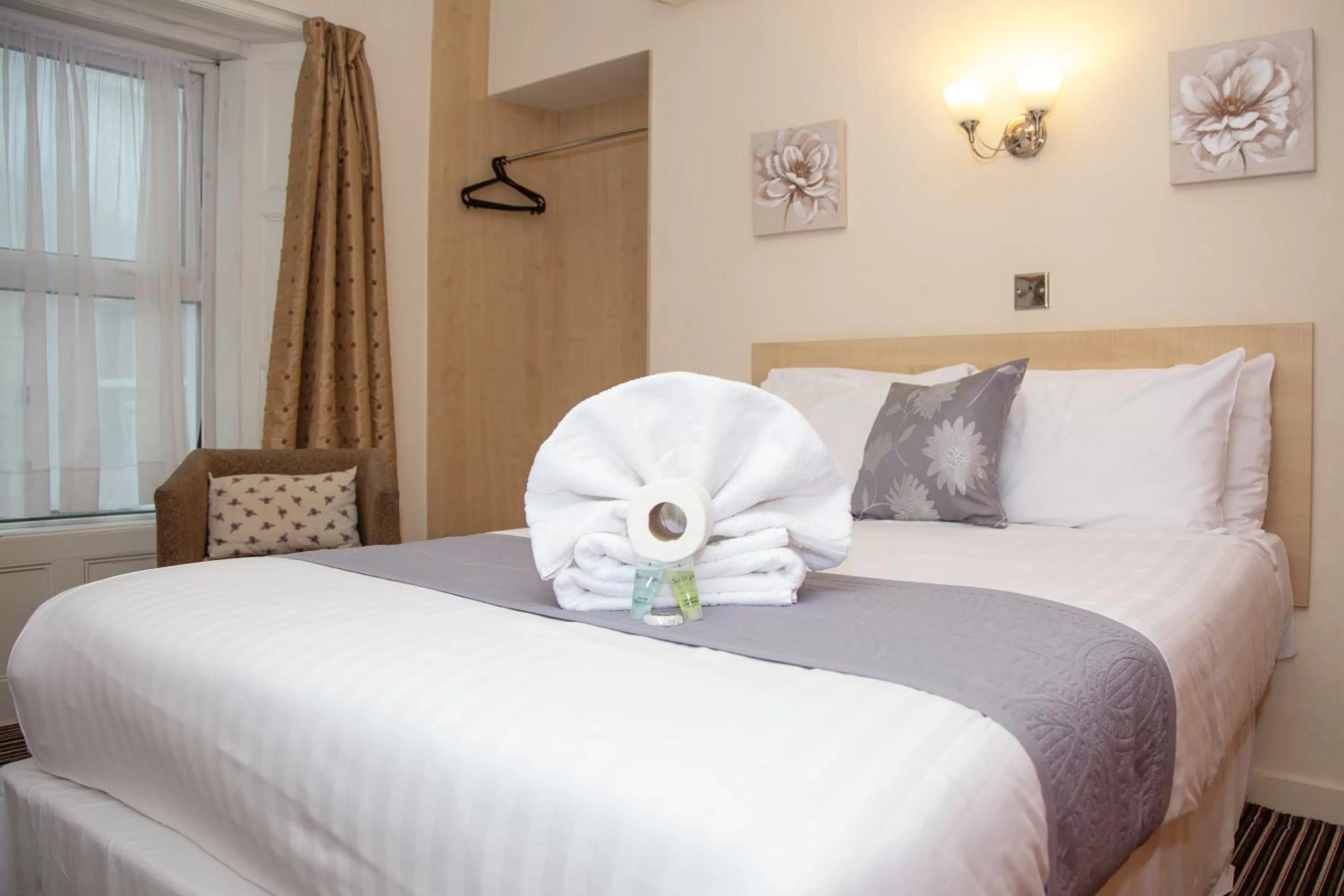 Bed in The Kynance House on Plymouth Hoe ,26 Ensuite Rooms