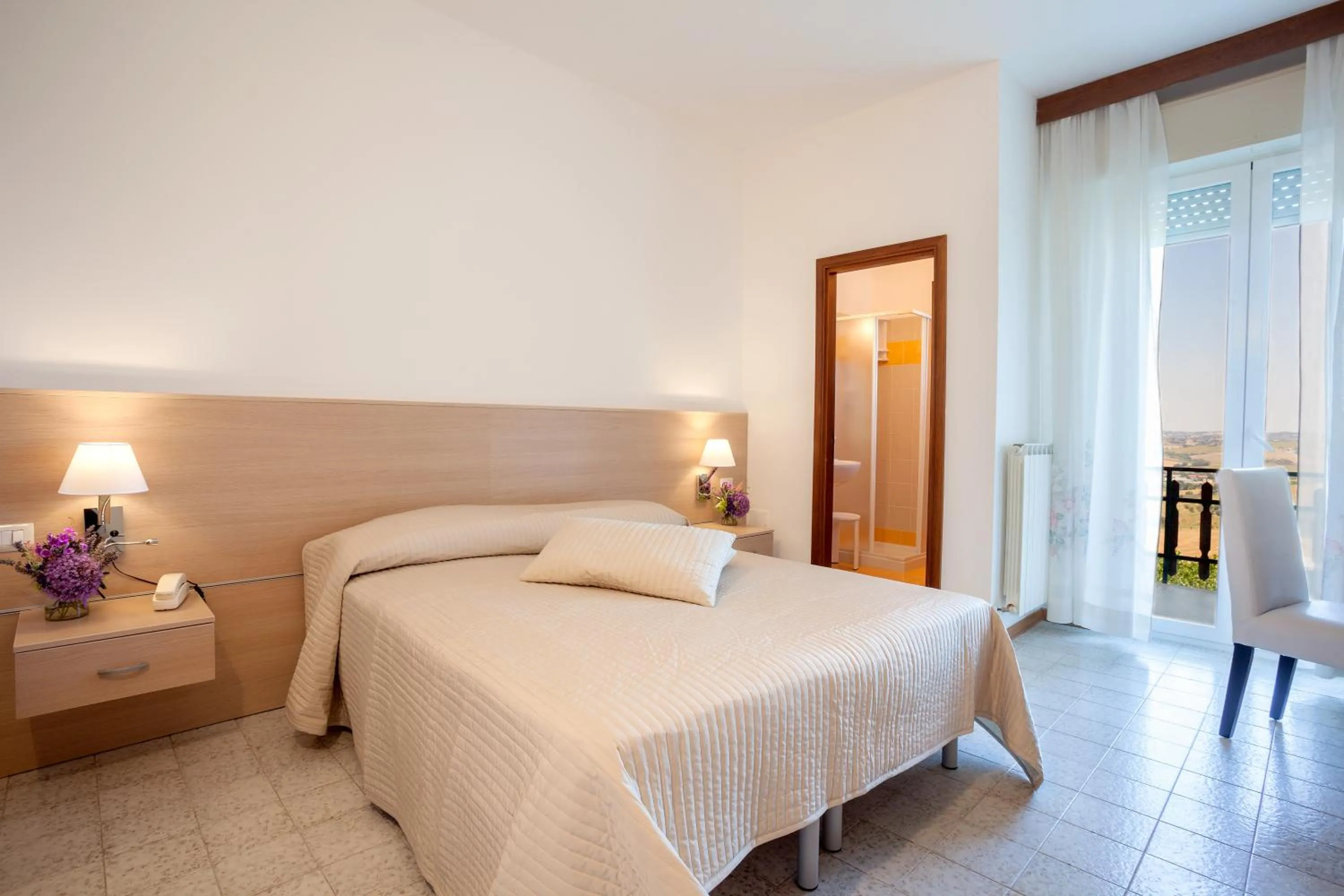Shower, Bed in La Cantinella