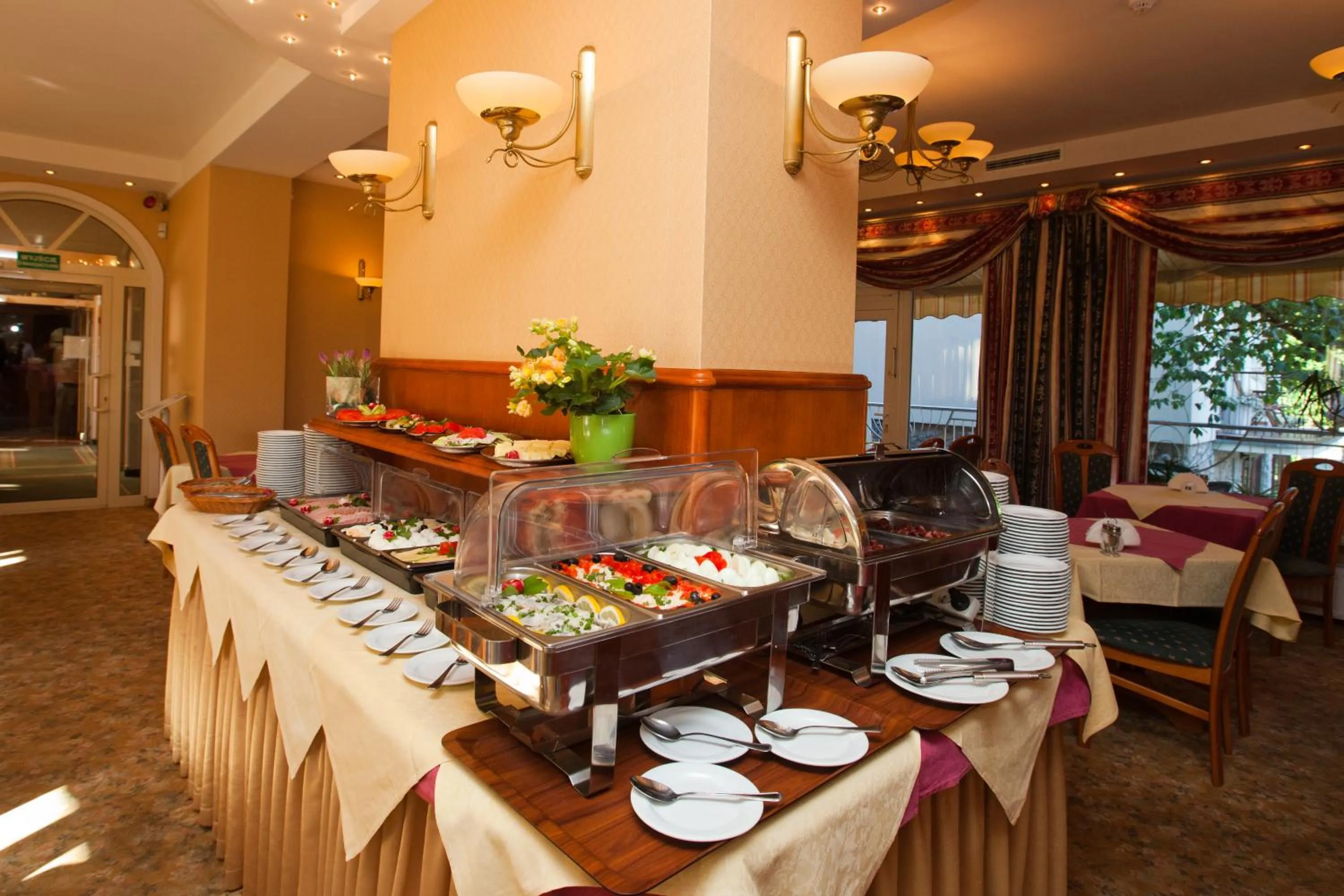 Restaurant/places to eat in Hotel Polaris III