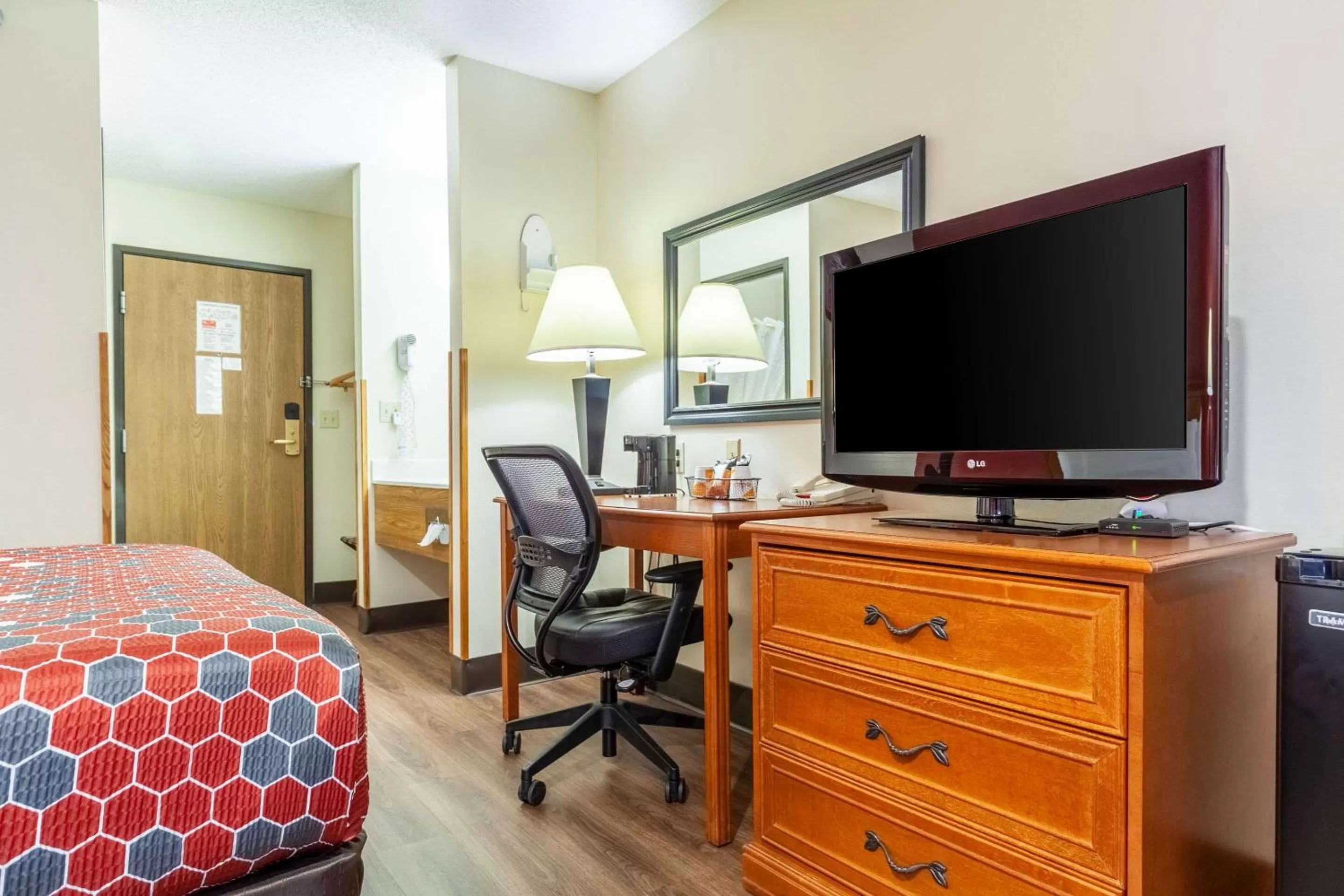 Photo of the whole room, Bed in Econo Lodge
