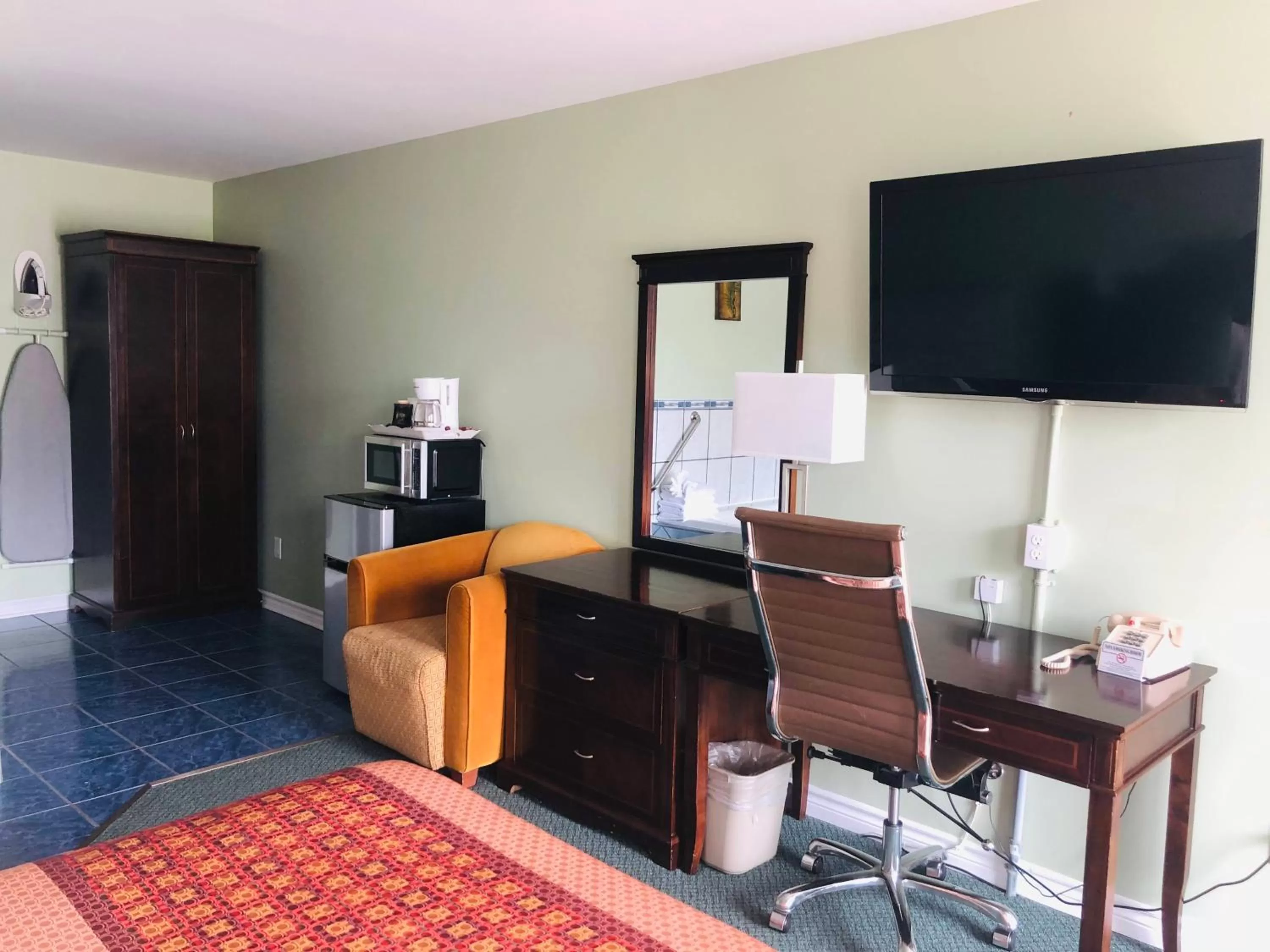 Perth Plaza Inn & Suites