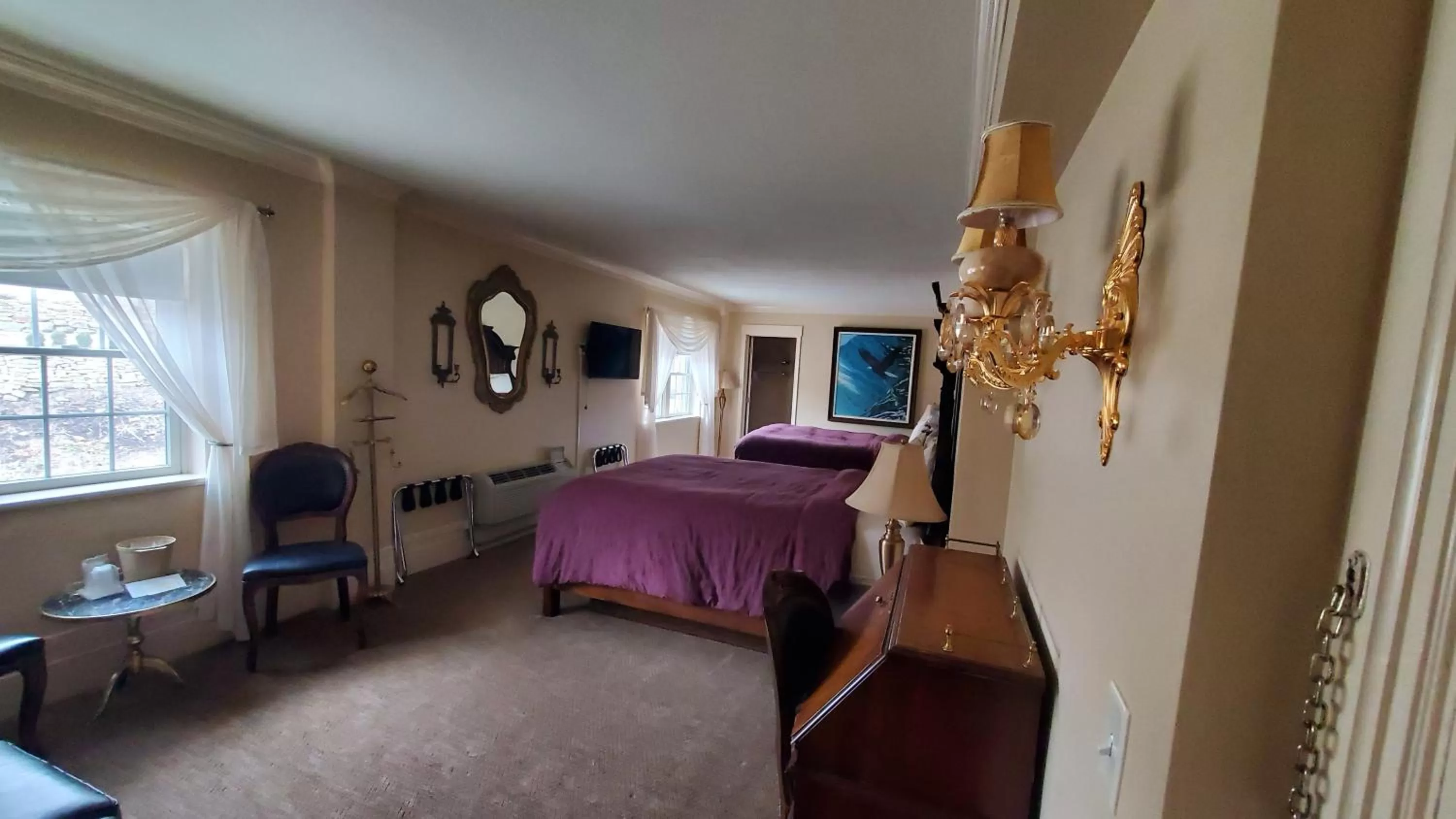 Photo of the whole room, Bed in Lowell Inn